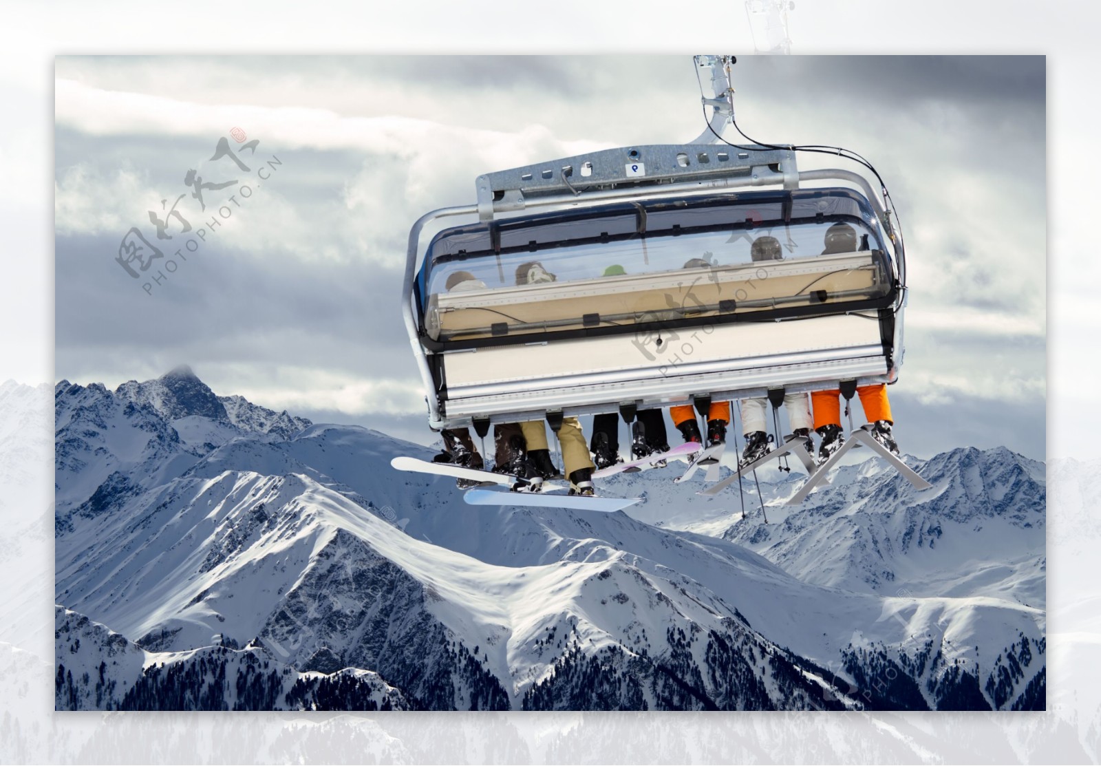 滑雪升降机与雪山风景图片