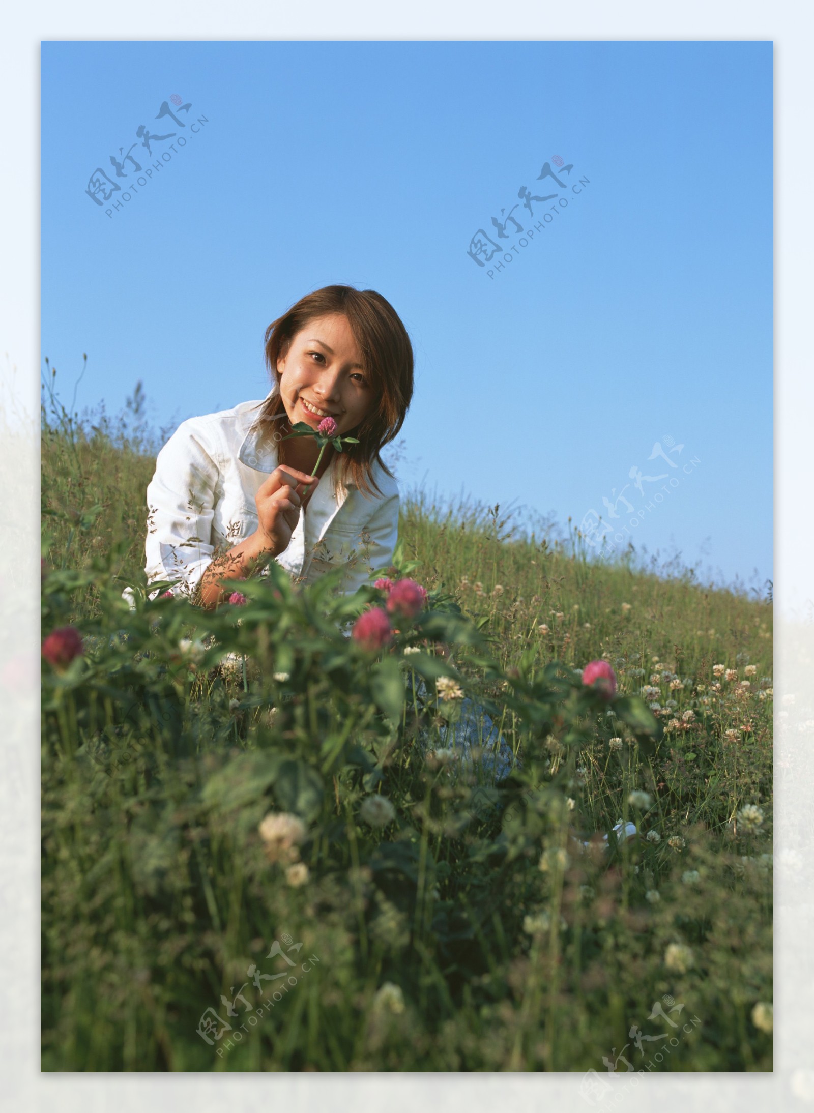 蹲在花丛中的女人图片
