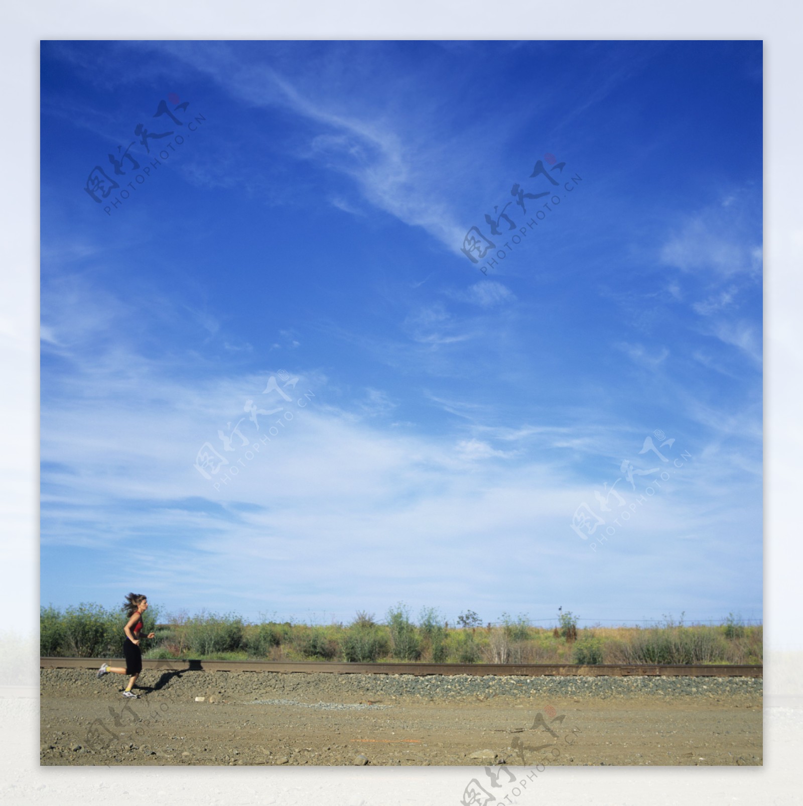 蓝天下跑步的女人图片