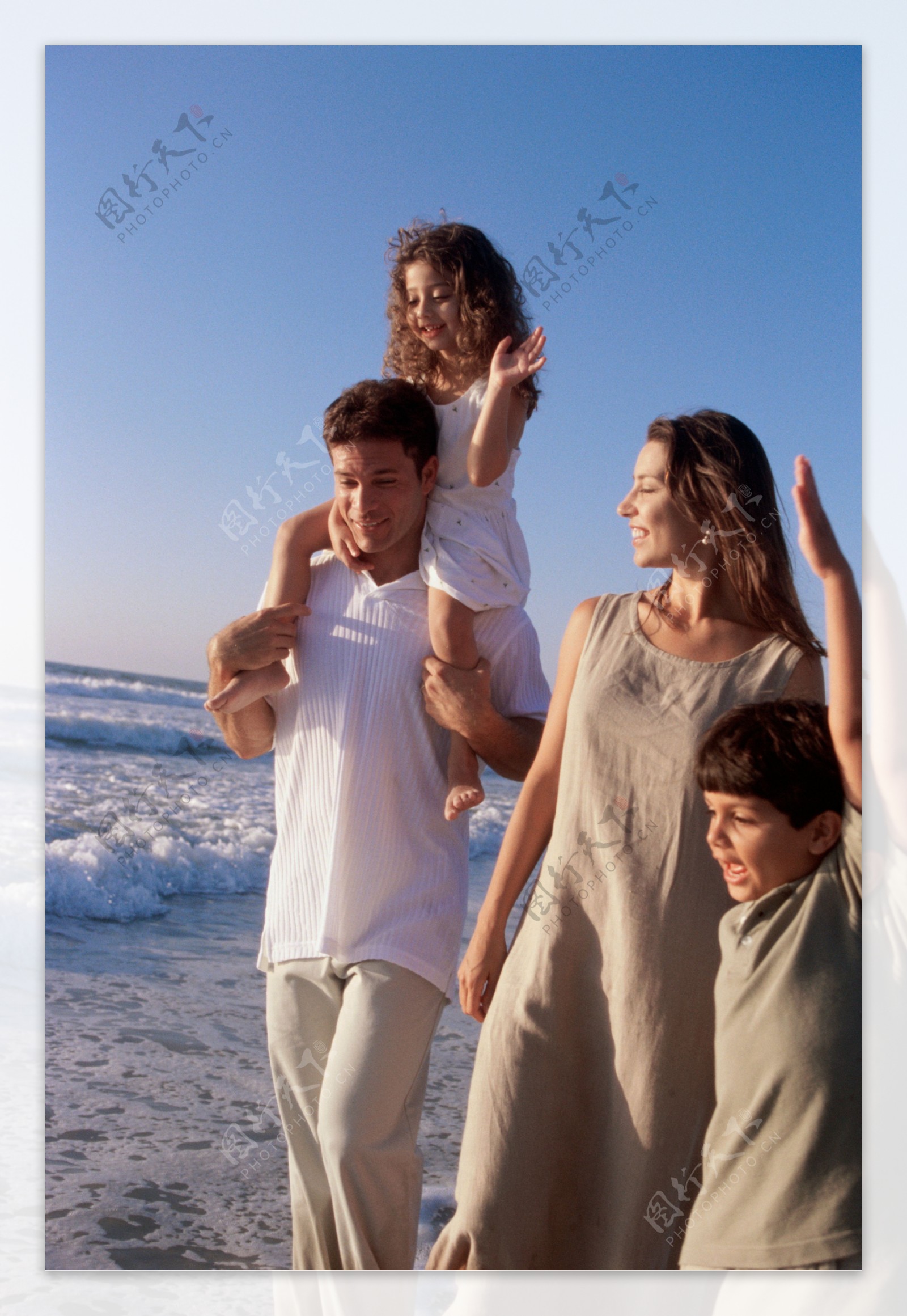 海边散步的外国家庭图片