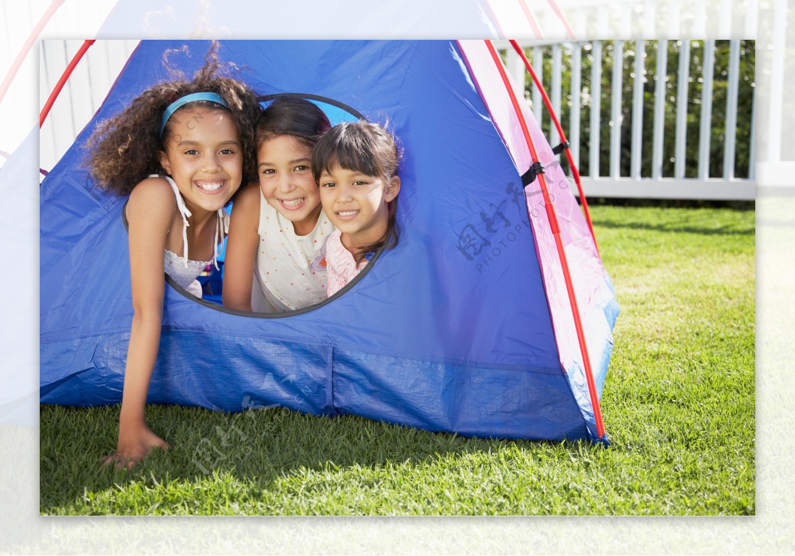 帐篷里伸出头来的三个小女孩图片