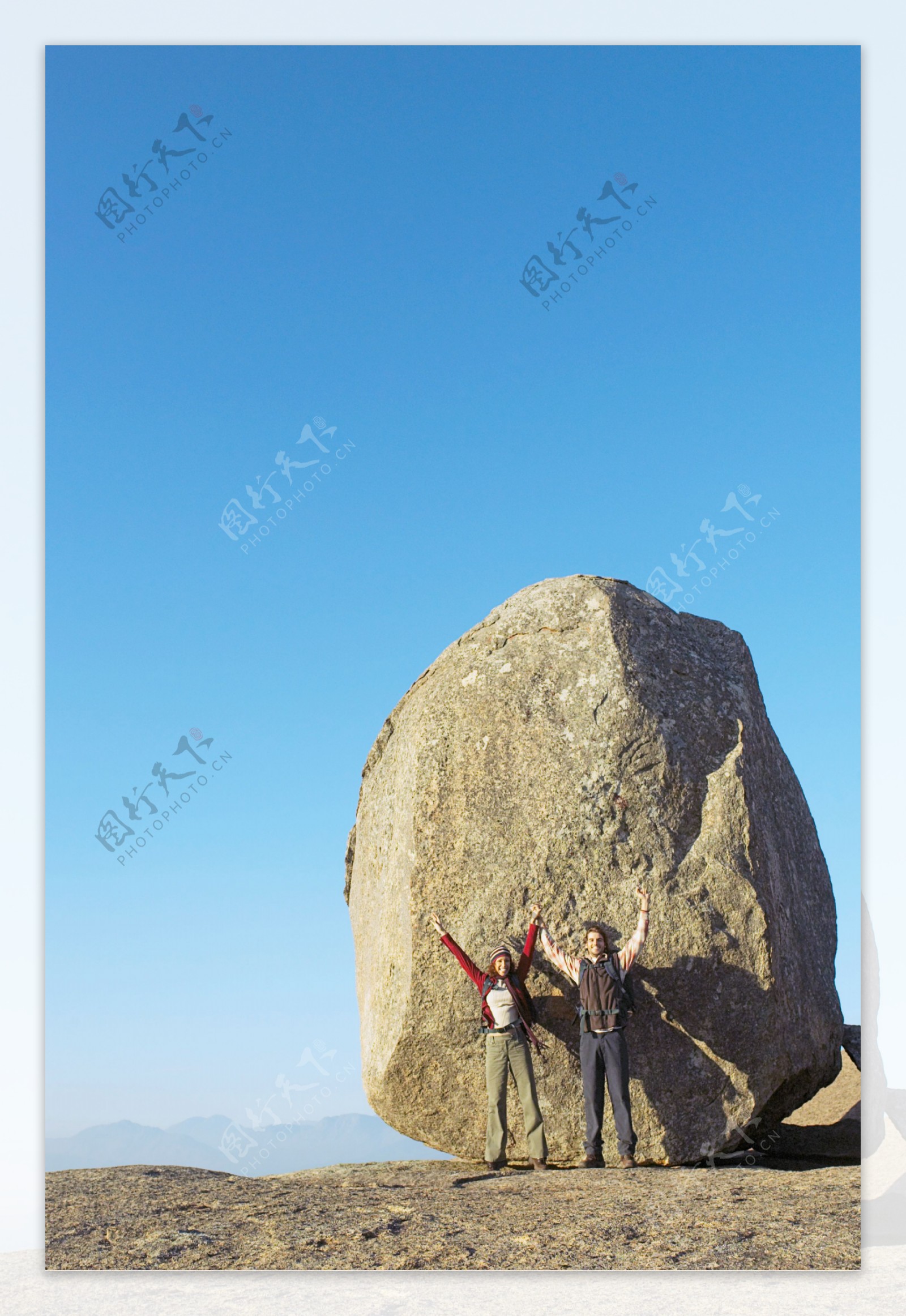 石头前的登山运动员图片