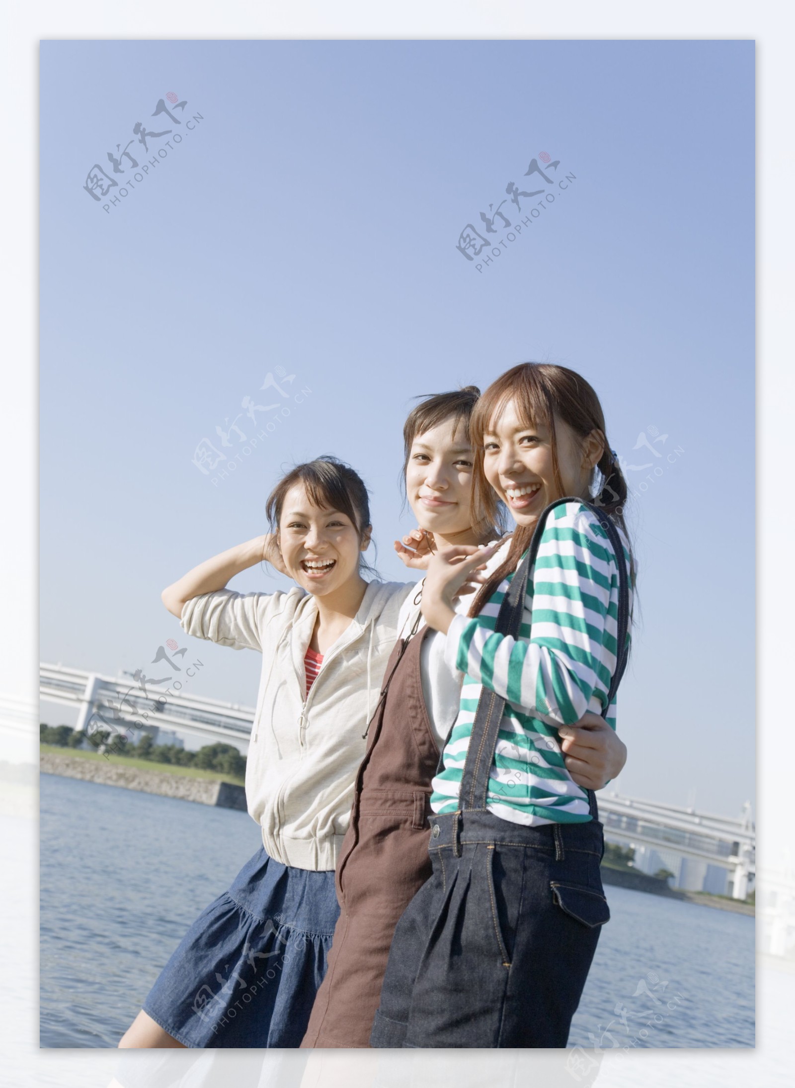 江边散步的快乐女孩图片图片