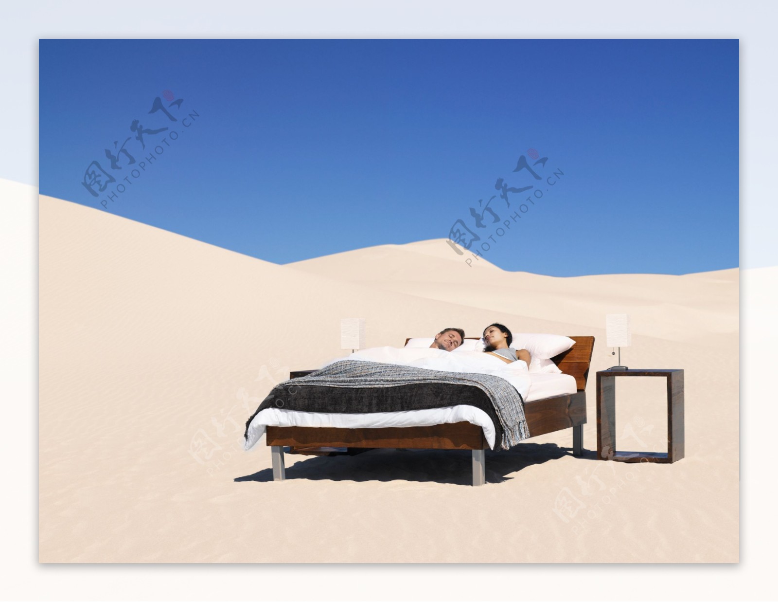 沙漠上睡觉的职业人物图片