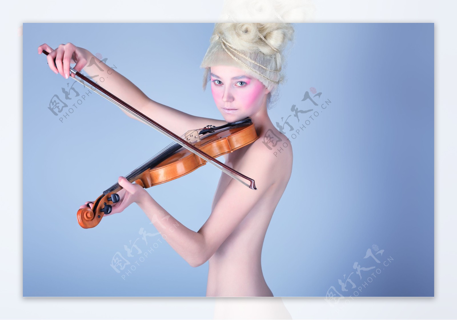 拉小提琴的金发女郎图片