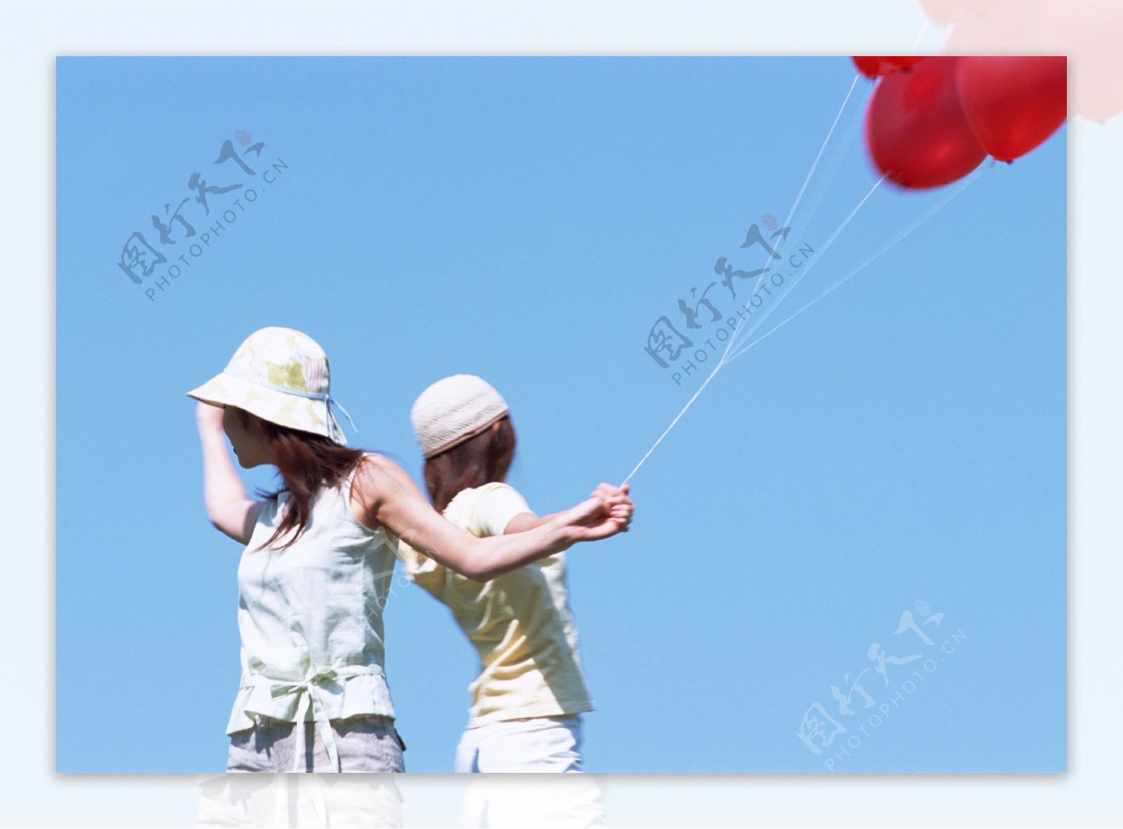 手拿气球的女性图片