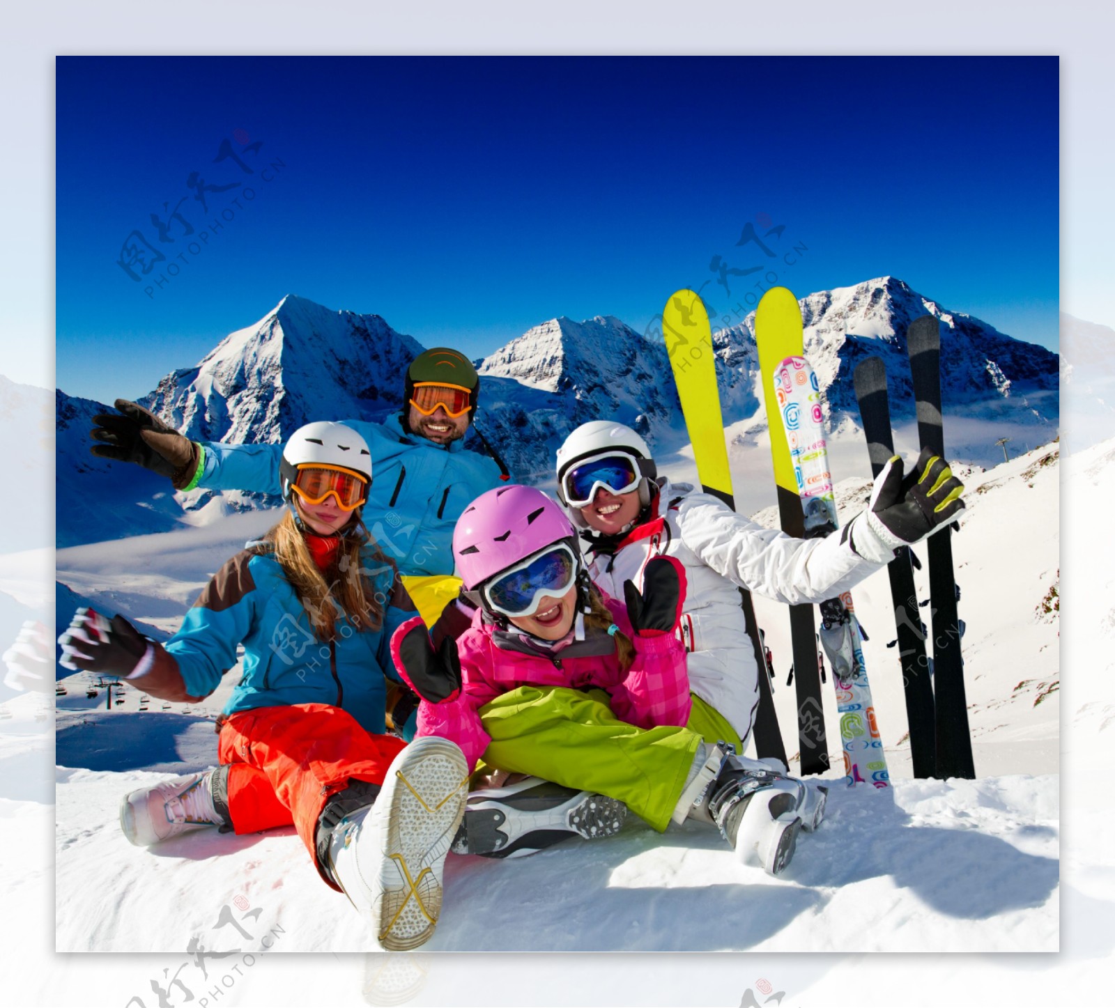 坐地雪上的一家人图片