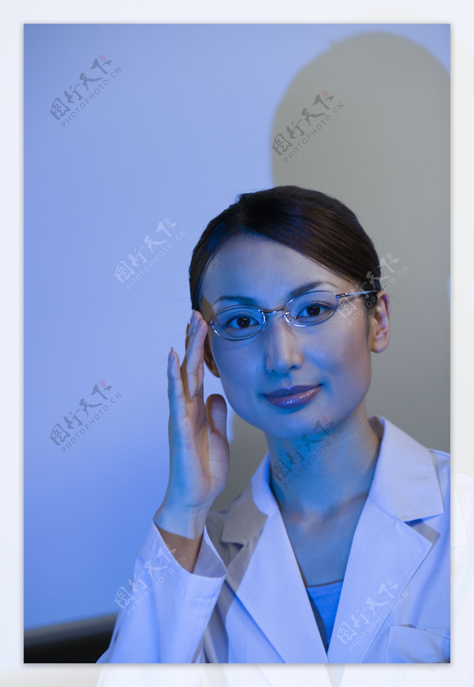 自信女性医生图片
