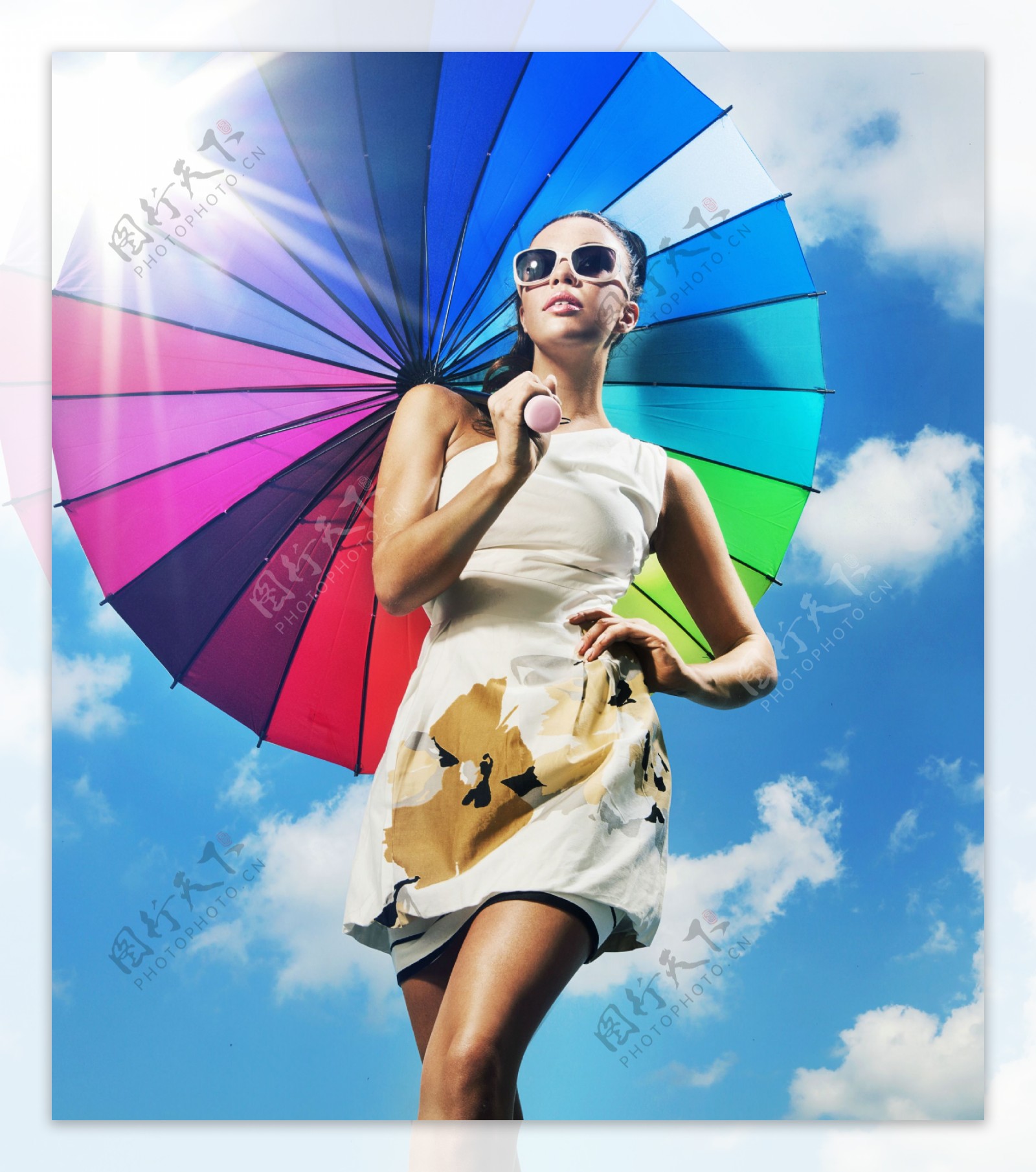 打伞的性感时尚女人图片