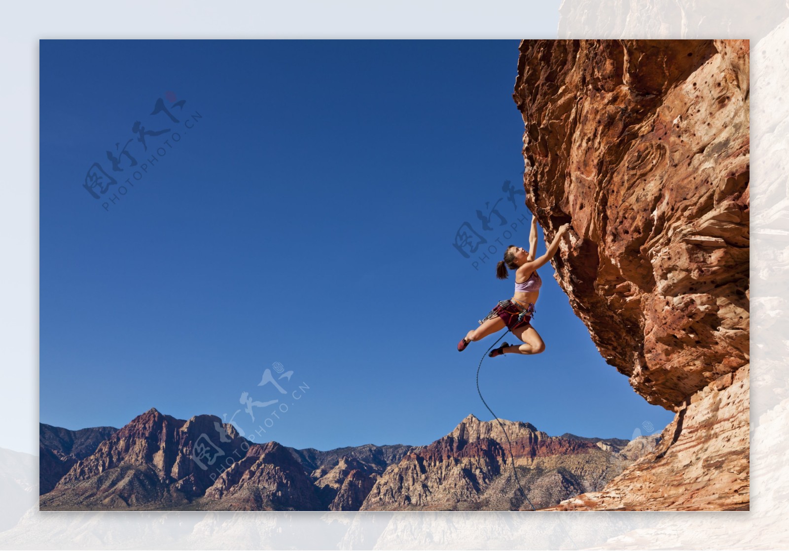 女人（非裔美国人）在健身房的攀岩墙上锻炼生活方式免费下载_jpg格式_3744像素_编号40605546-千图网