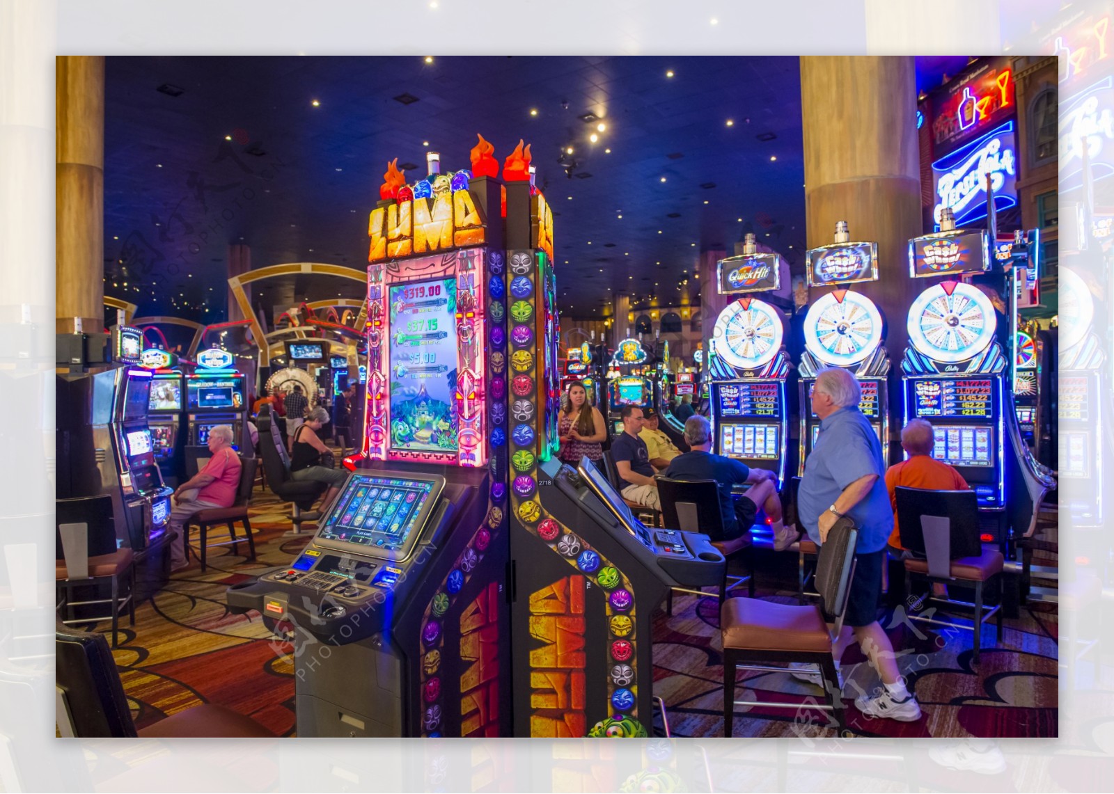 赌场里的各种赌博机图片