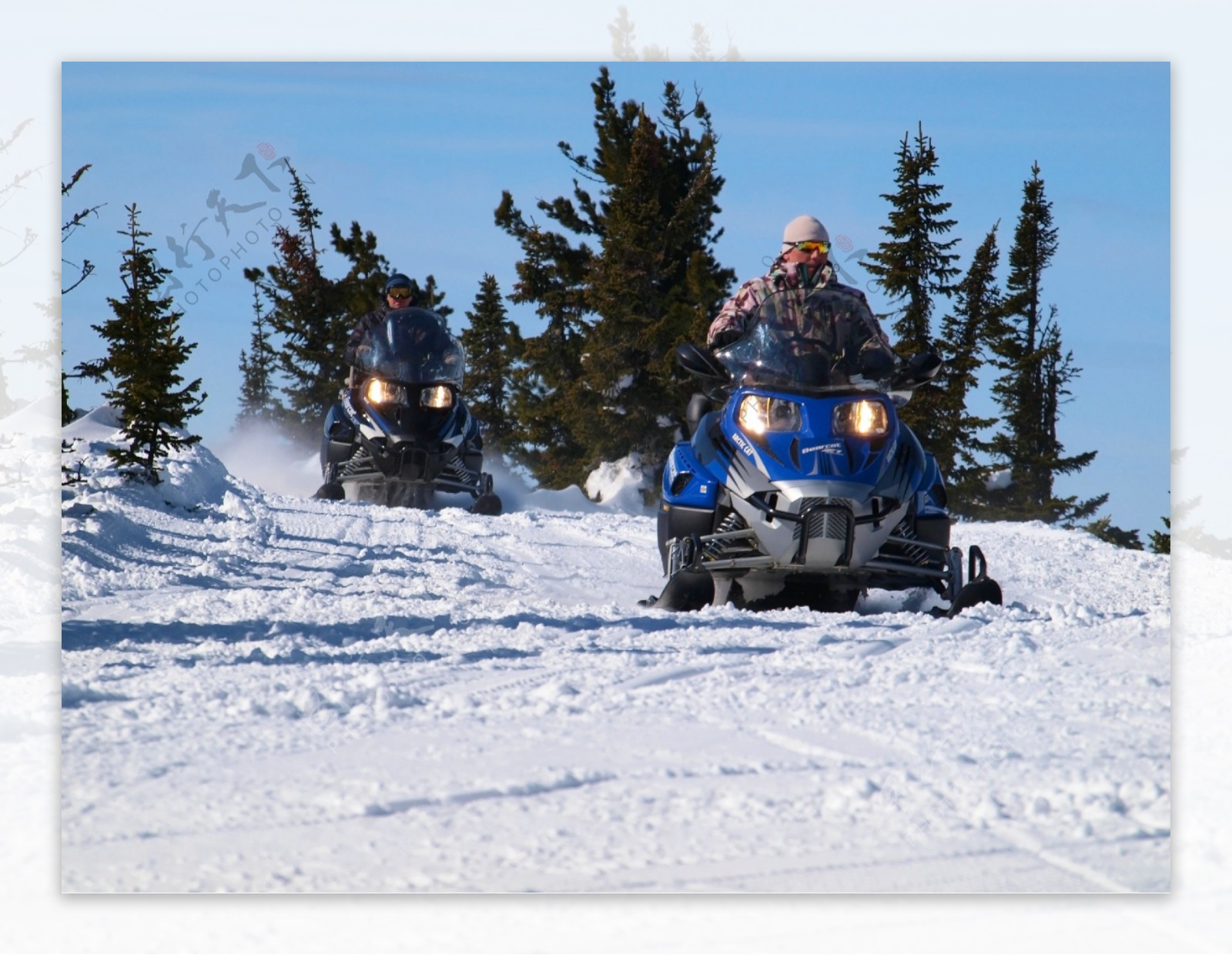 雪地上的摩托雪橇车队图片