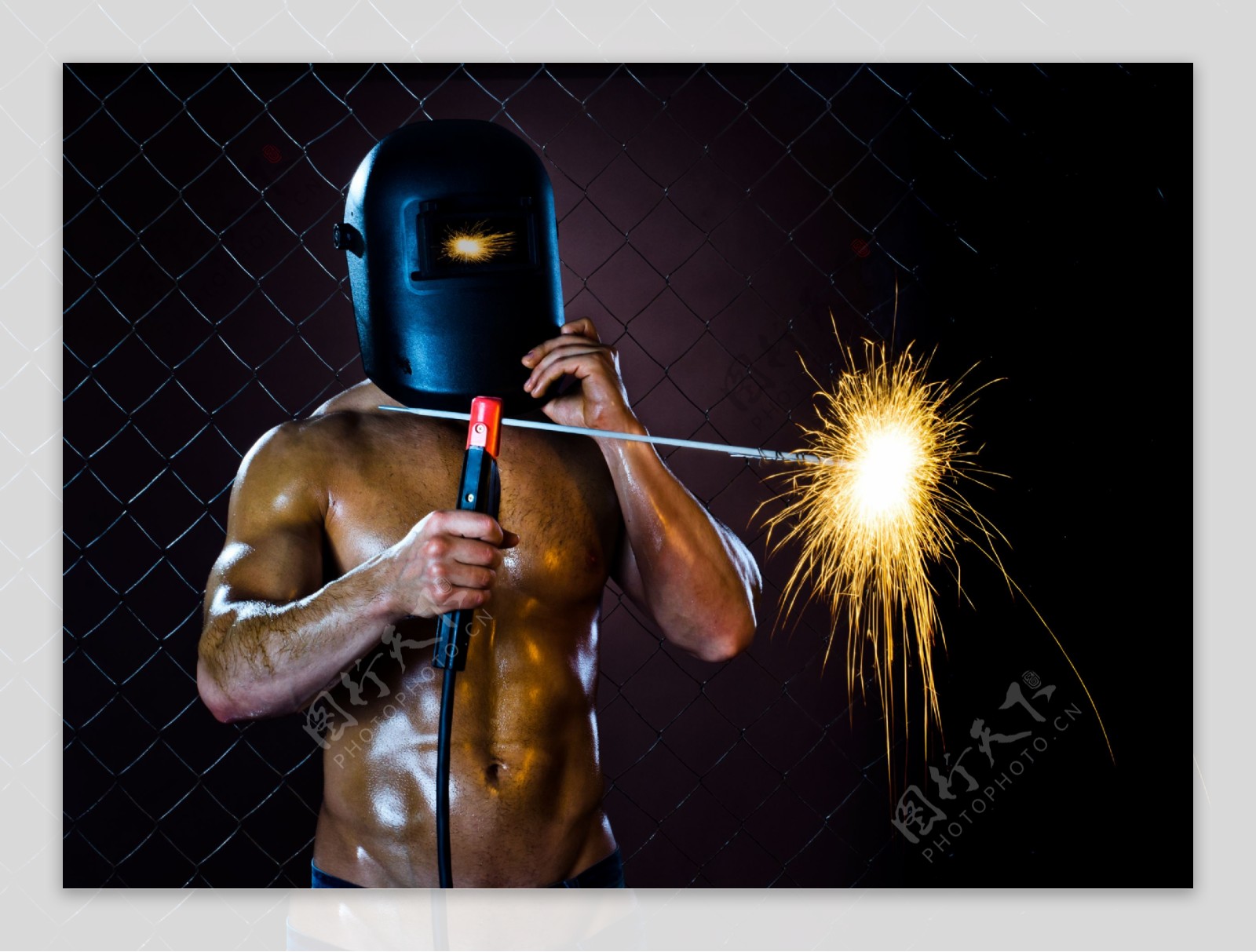 电火花的肌肉男人图片