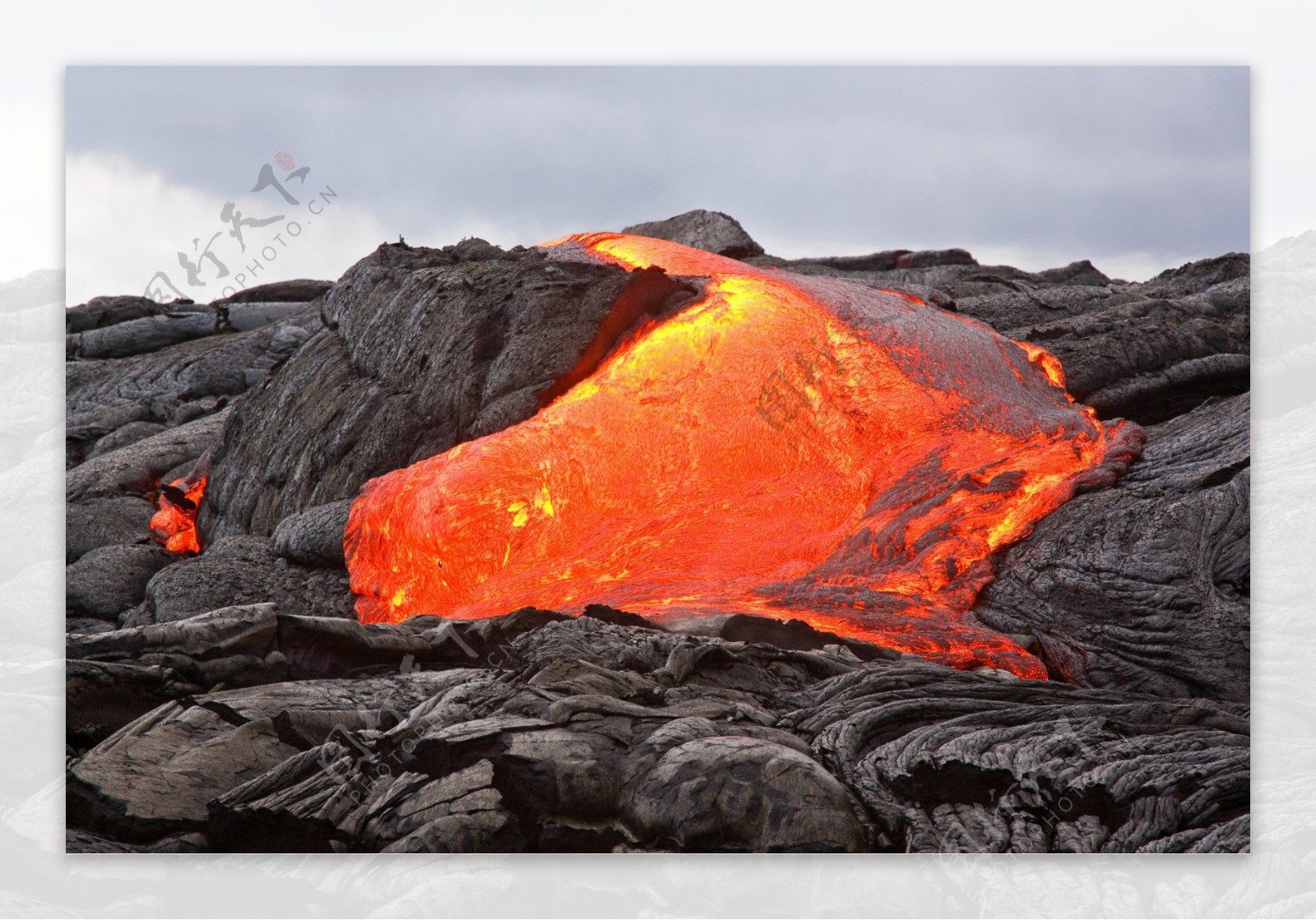 火山口的熔岩图片