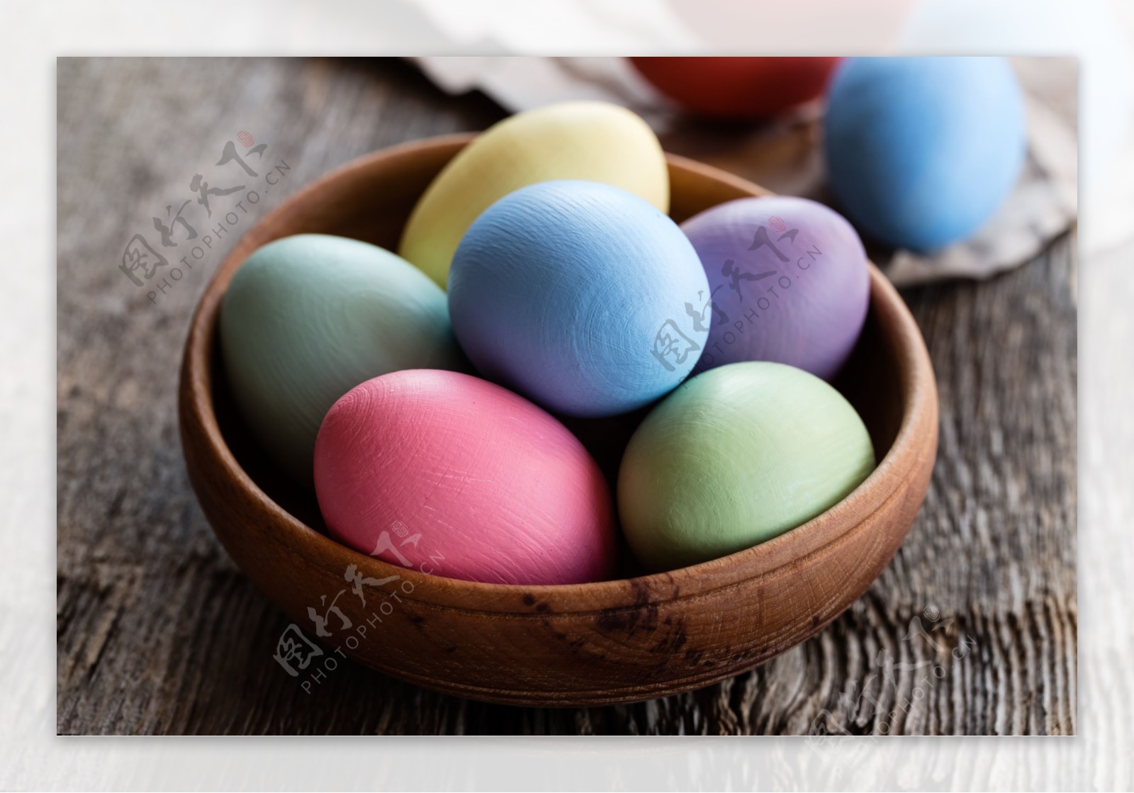 木碗里的复活节彩蛋图片