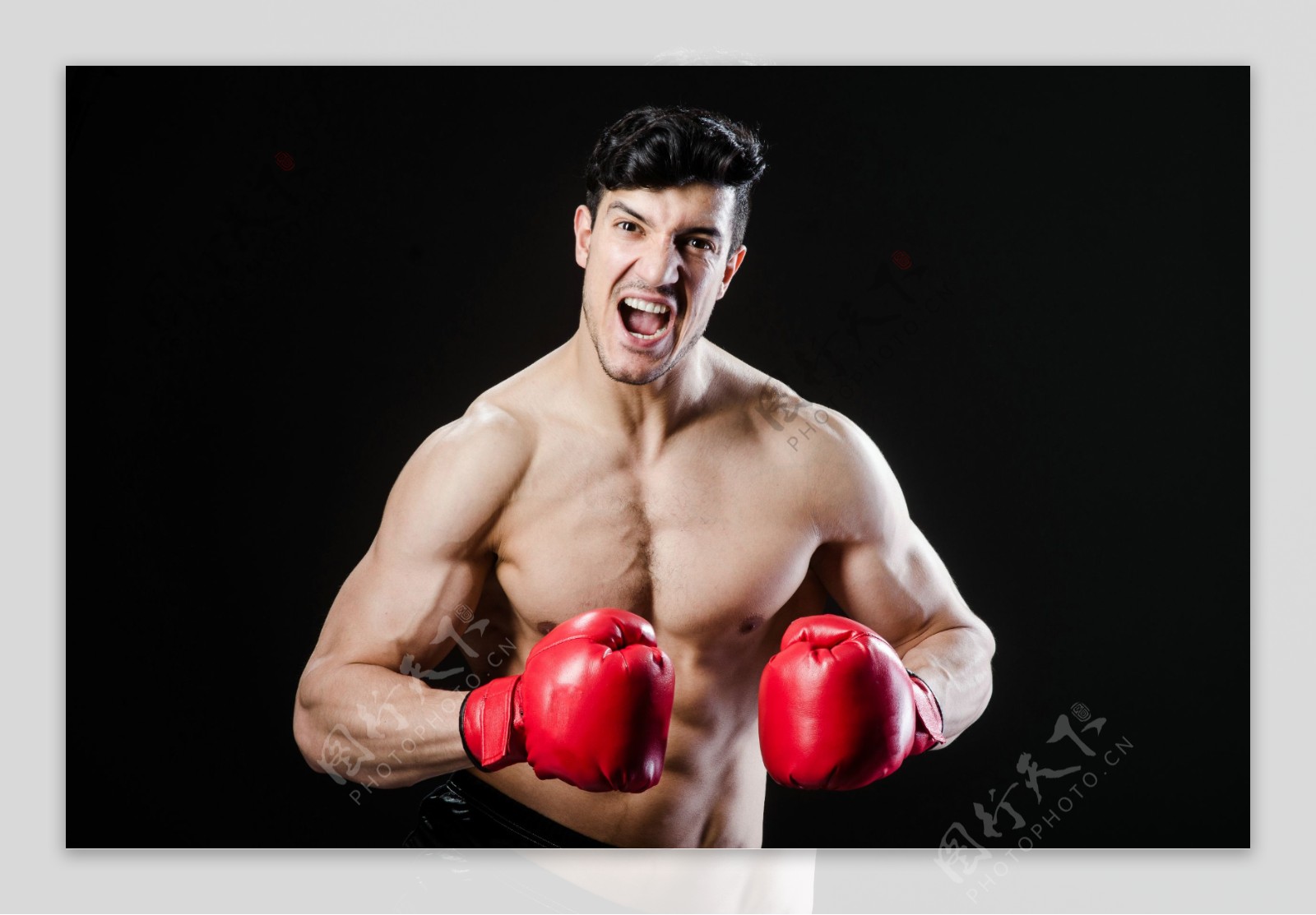展示肌肉的拳击运动员图片