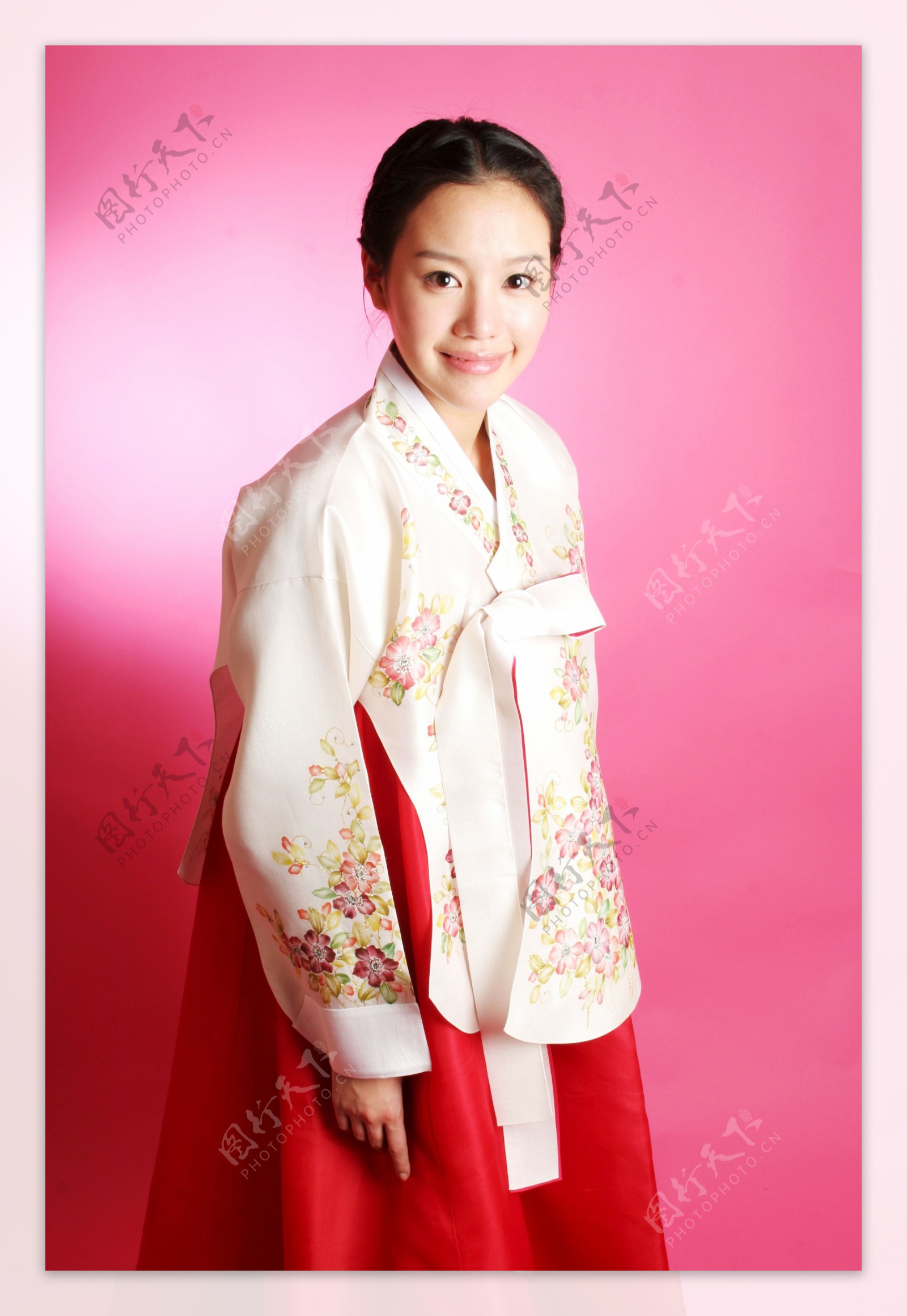 朝鲜红裙美女图片
