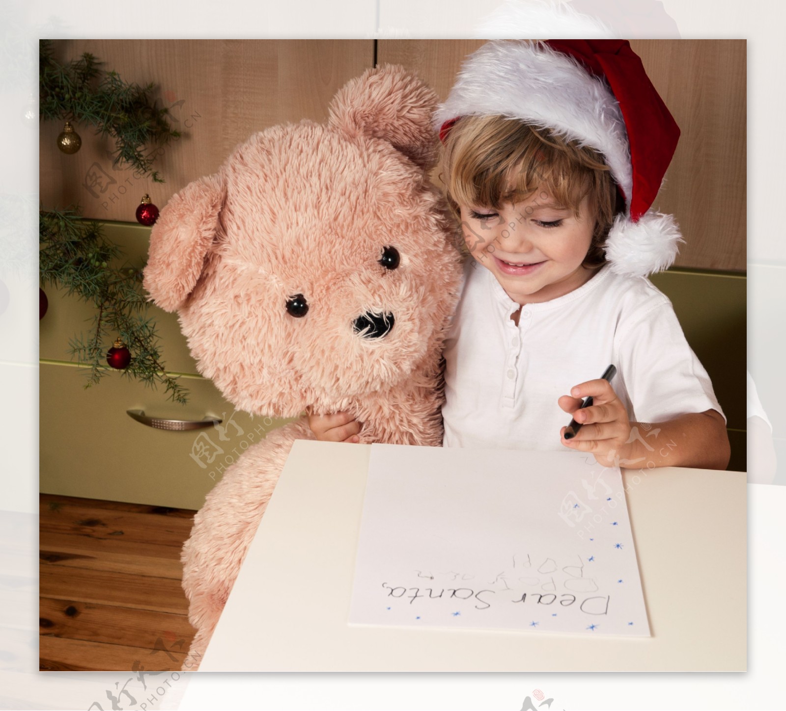 抱着玩具小熊画画的小女孩图片