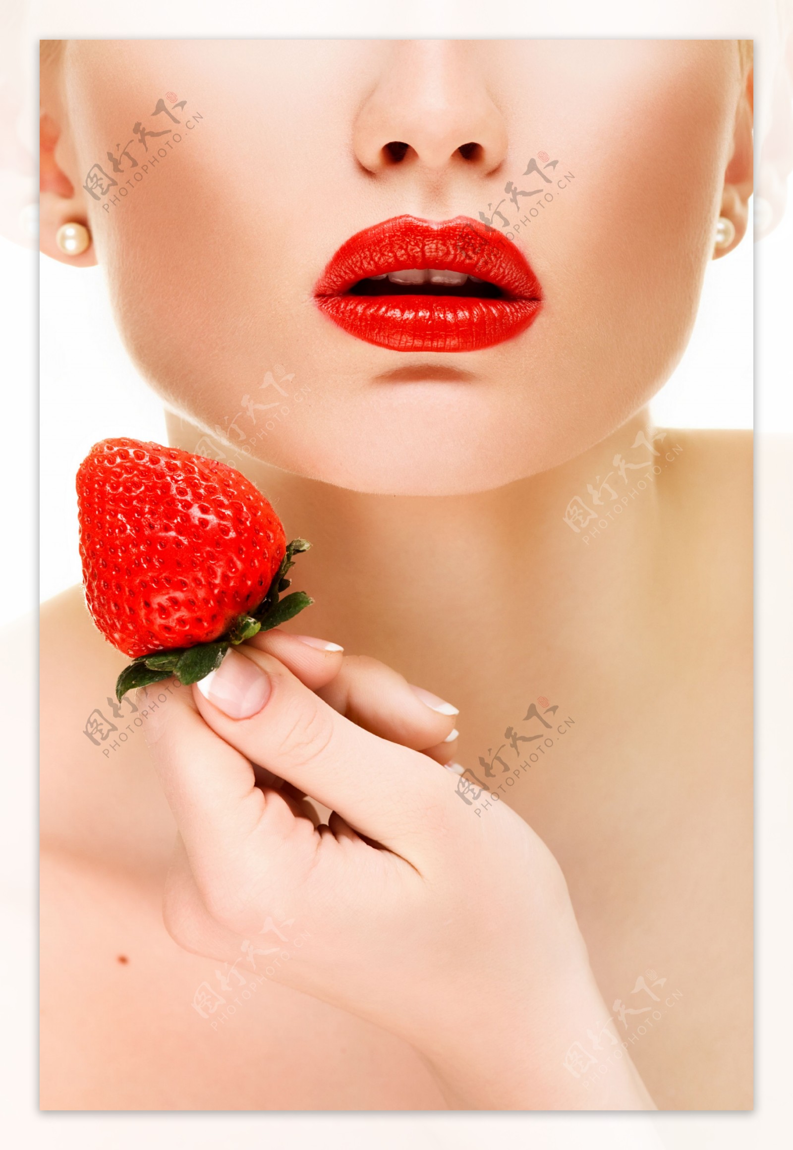 红唇美女与草莓摄影图片图片