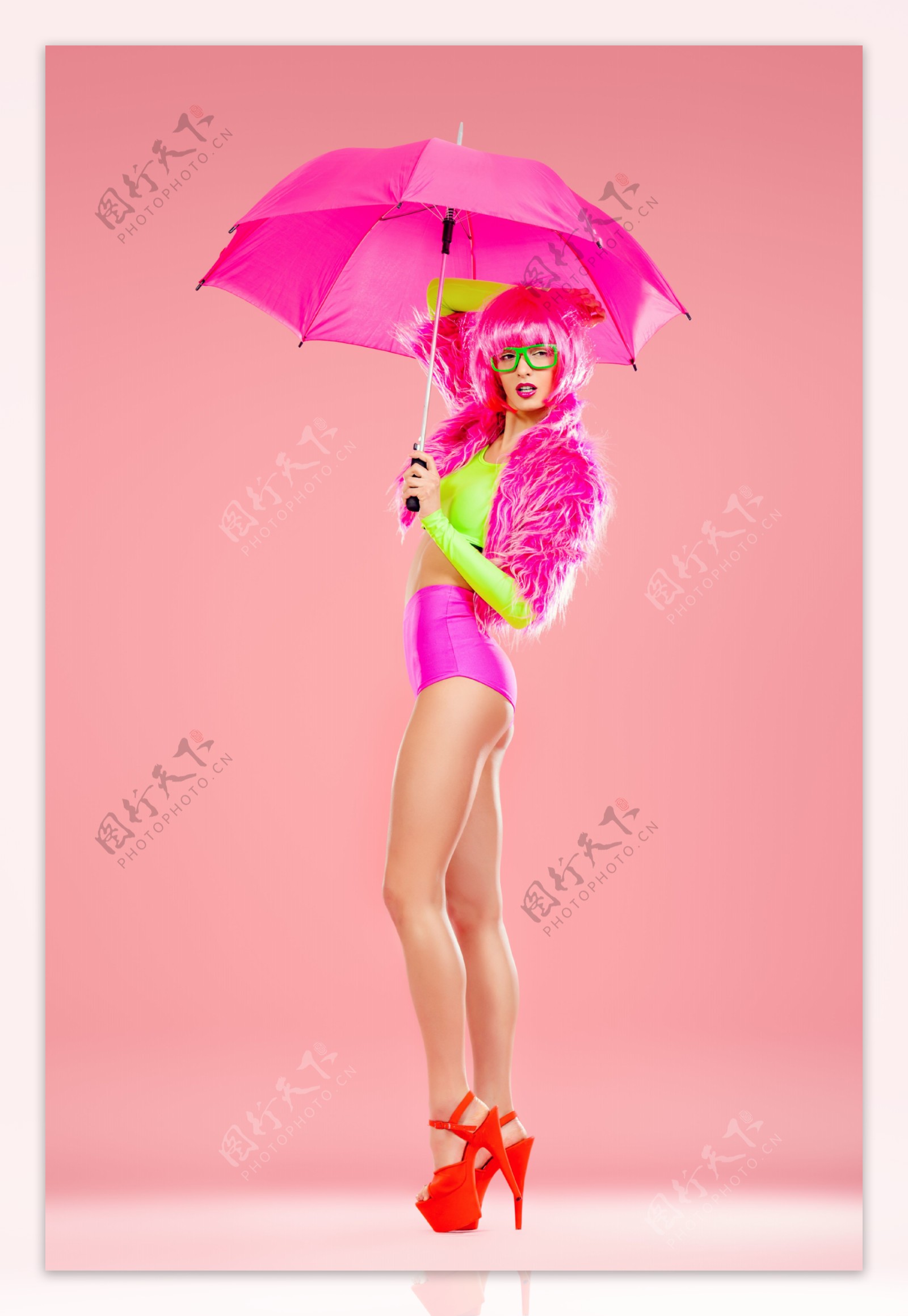 打雨伞的性感美腿女孩图片