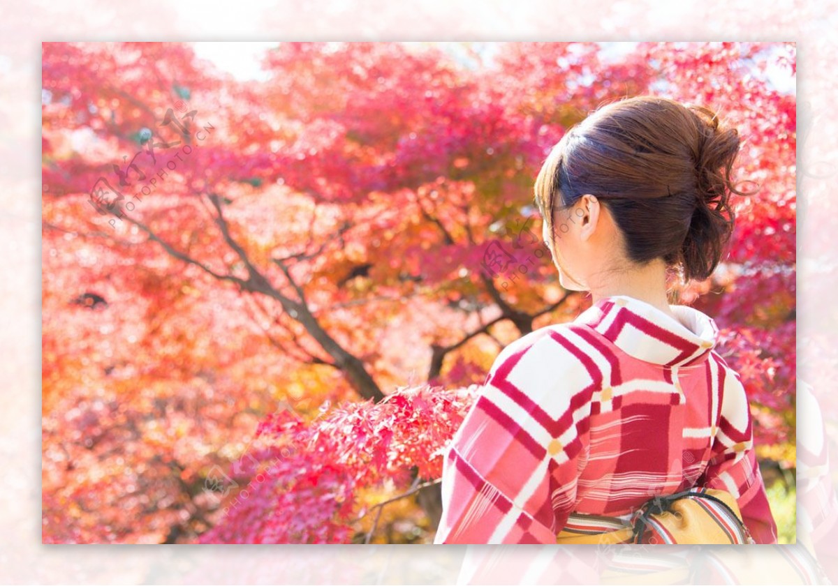 秋天的日本女孩图片