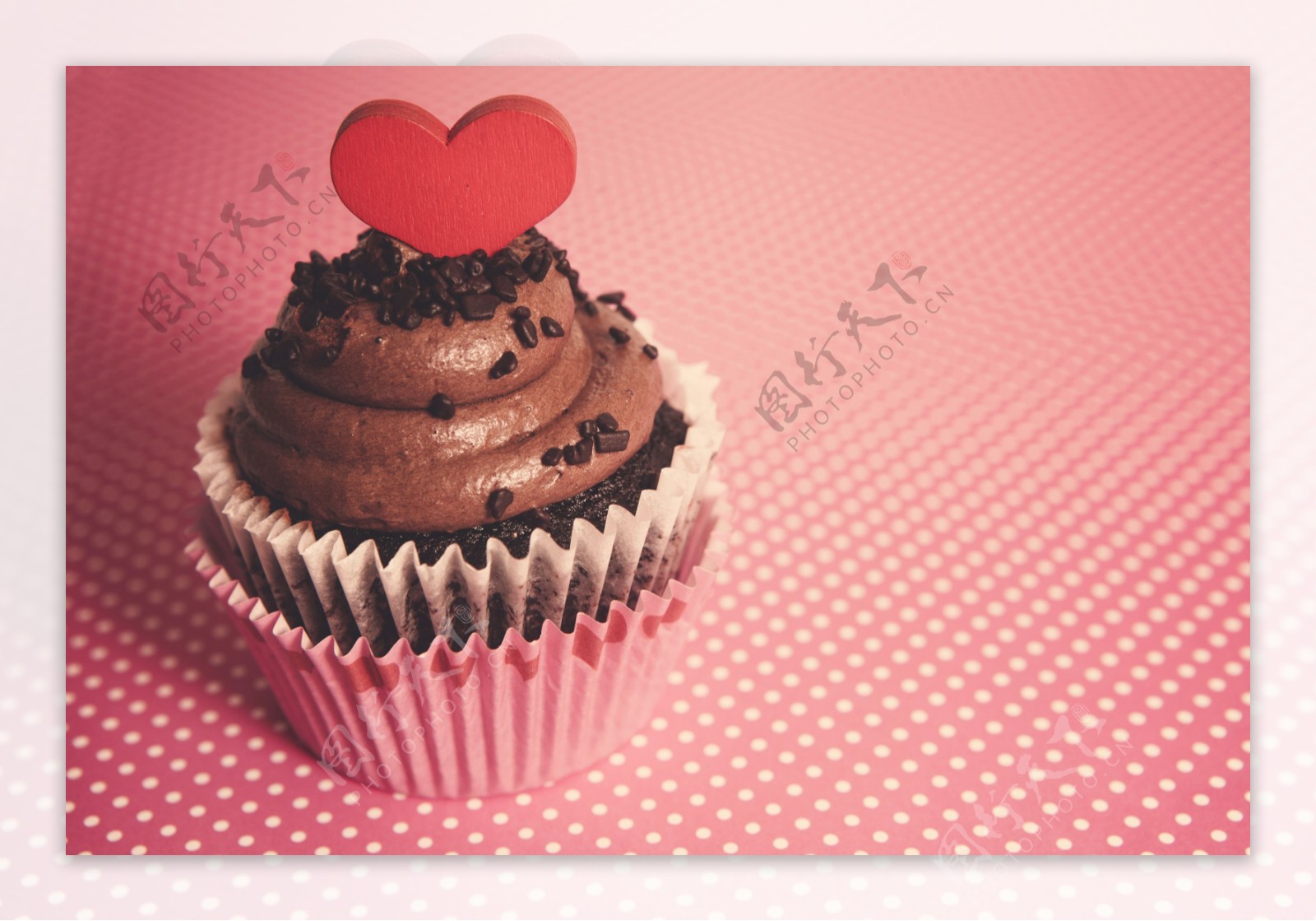 红色心形巧克力蛋糕图片