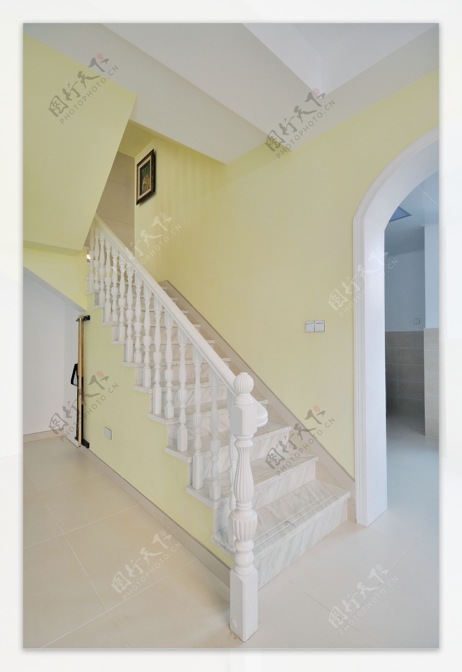 白色楼梯黄色背景墙设计图