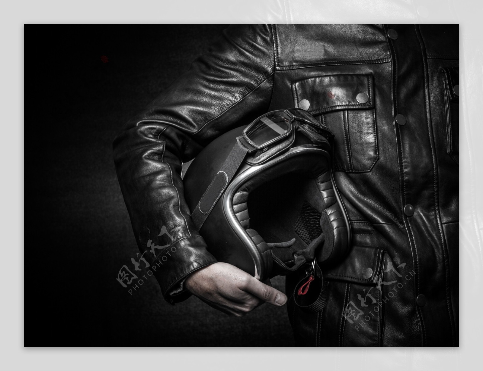 黑色摩托车安全帽图片