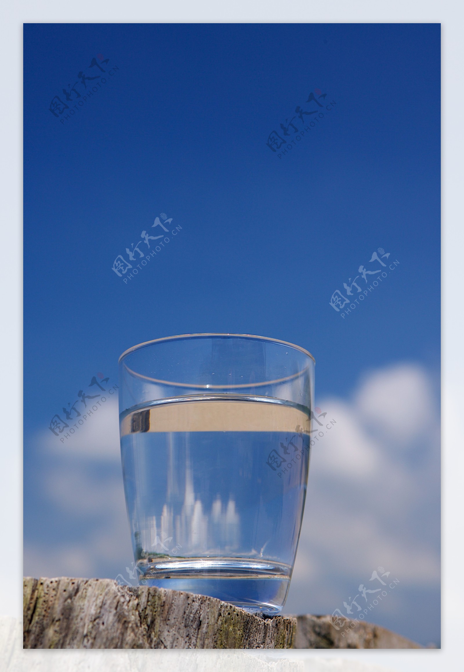 蓝天白云水杯玻璃杯透明杯水