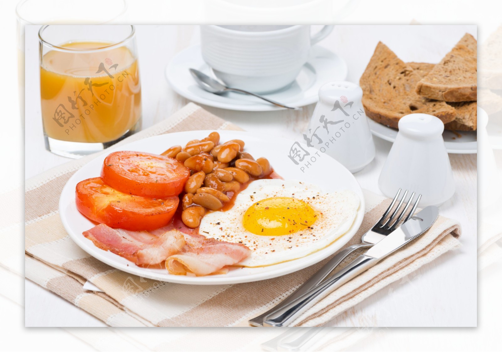 盘子里的营养早餐图片