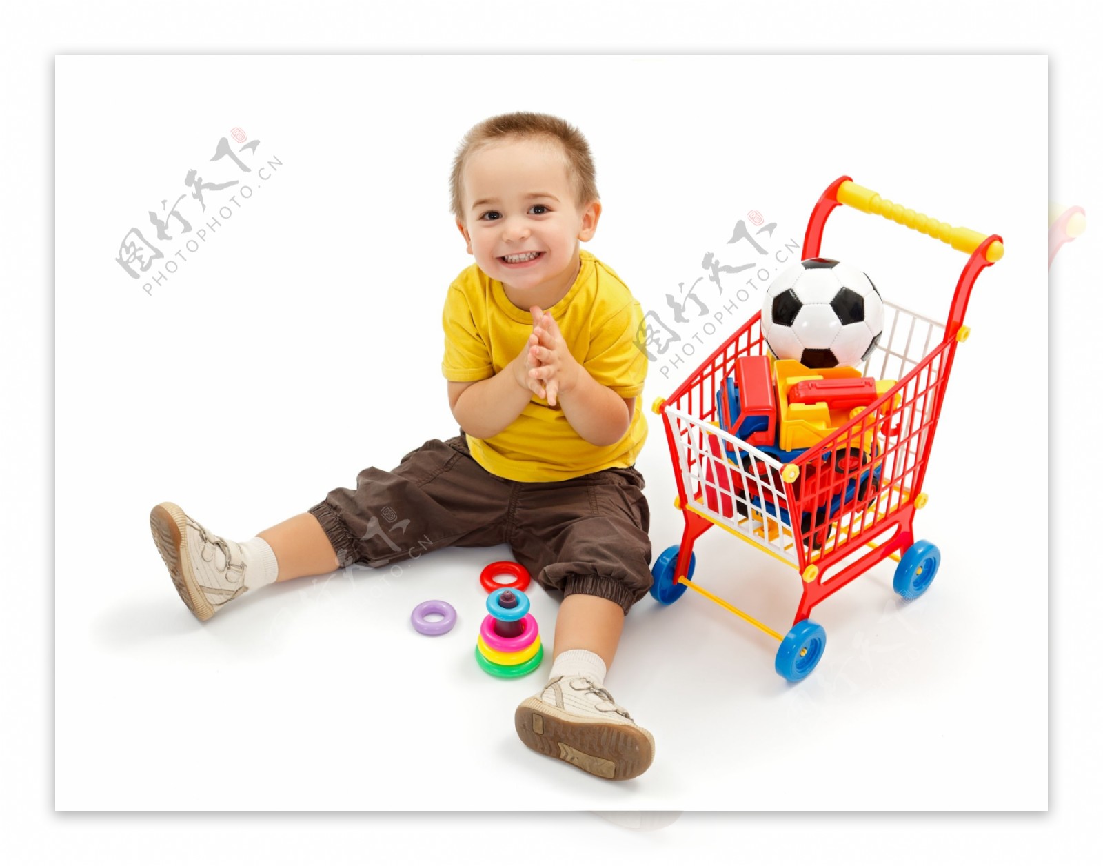玩具推车与小男孩图片