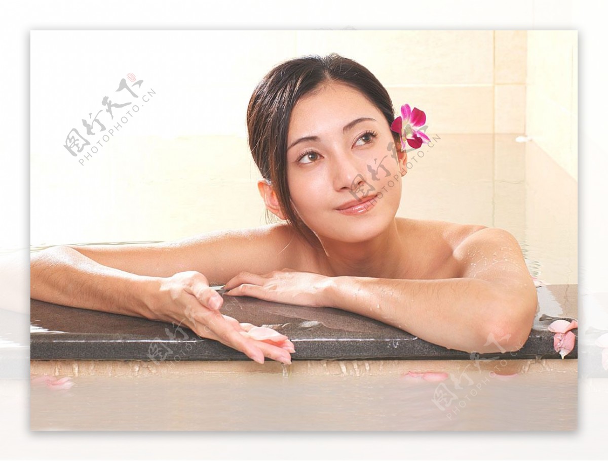 洗泡浴的女孩图片