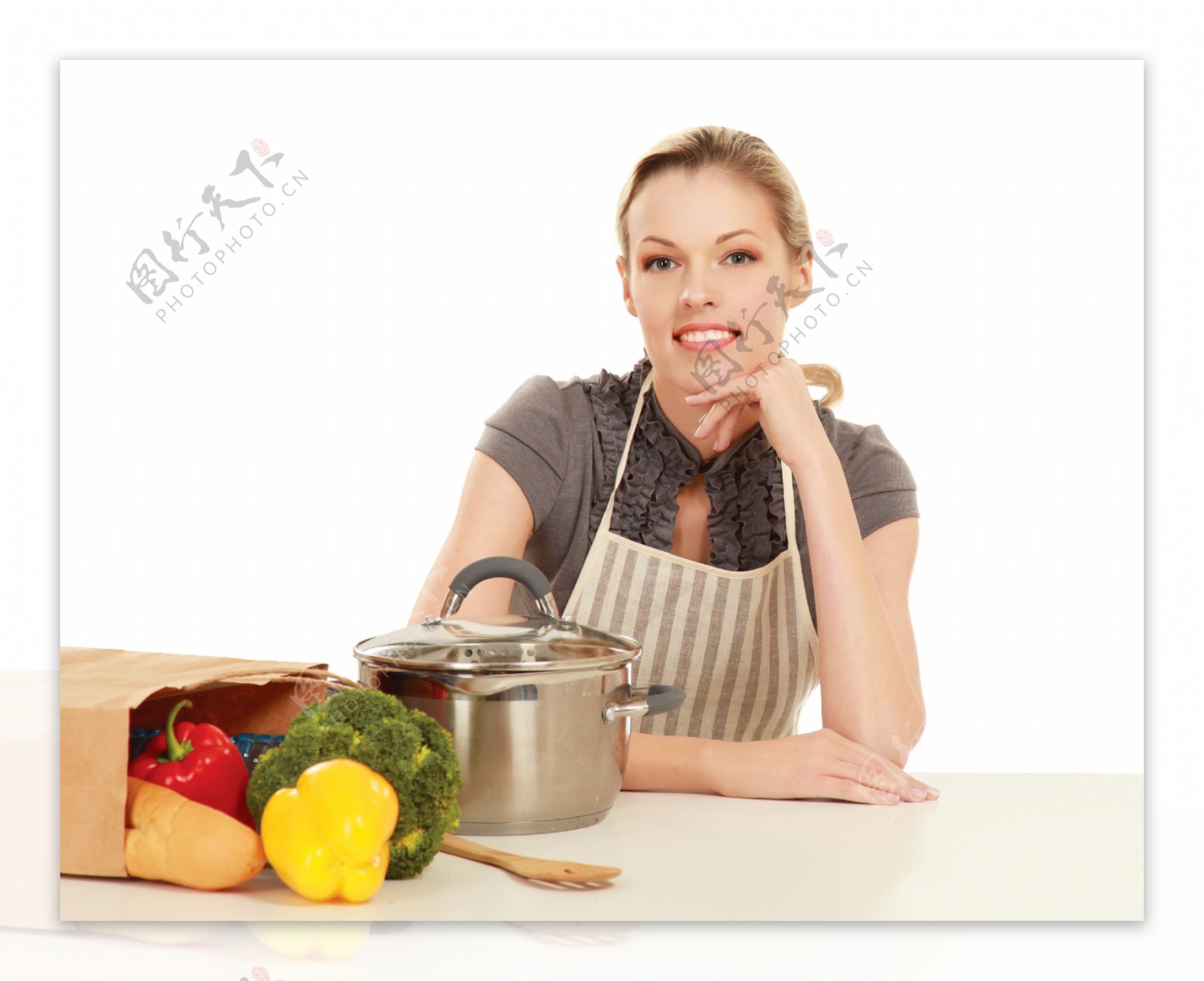 新鲜蔬菜与美女厨师图片