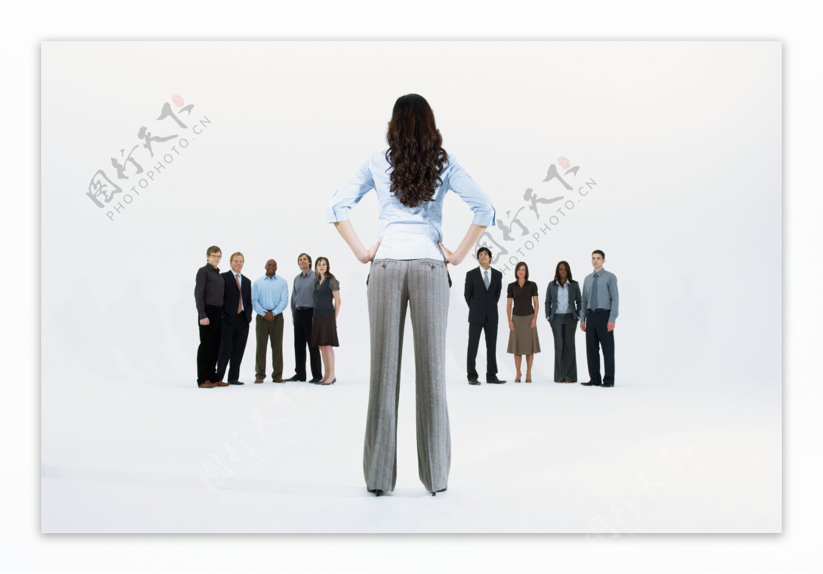 一个女人面对一群商务人士图片