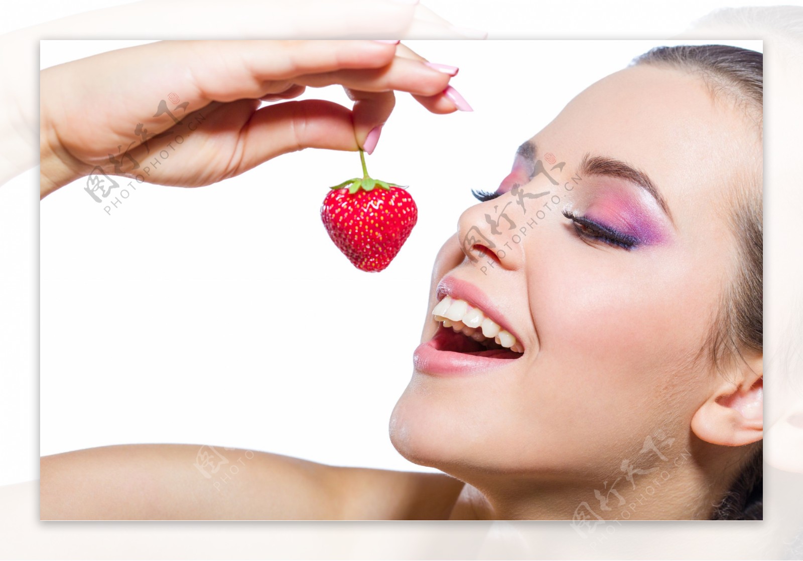吃草莓的彩妆美女图片