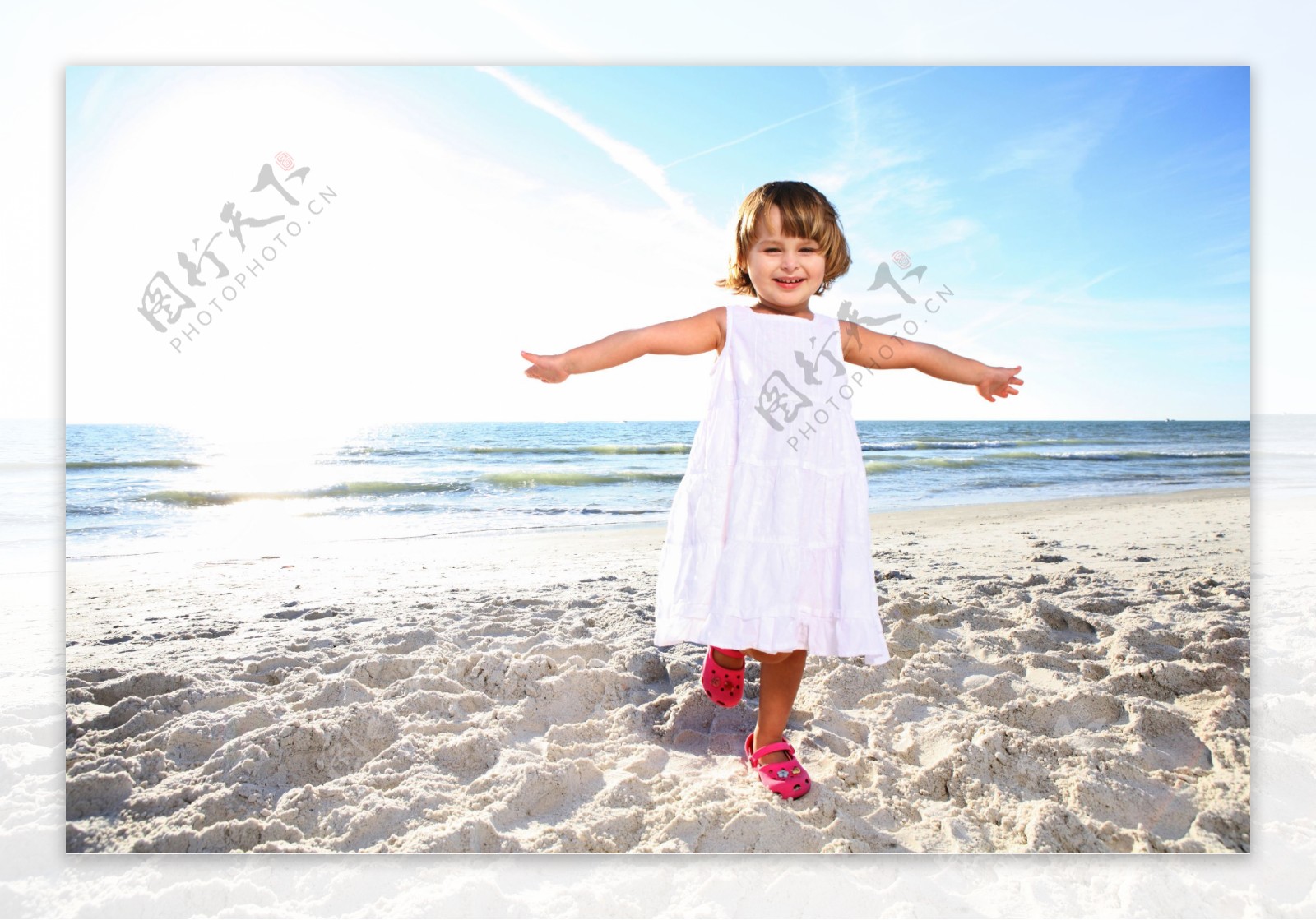 沙滩上玩耍的小女孩图片