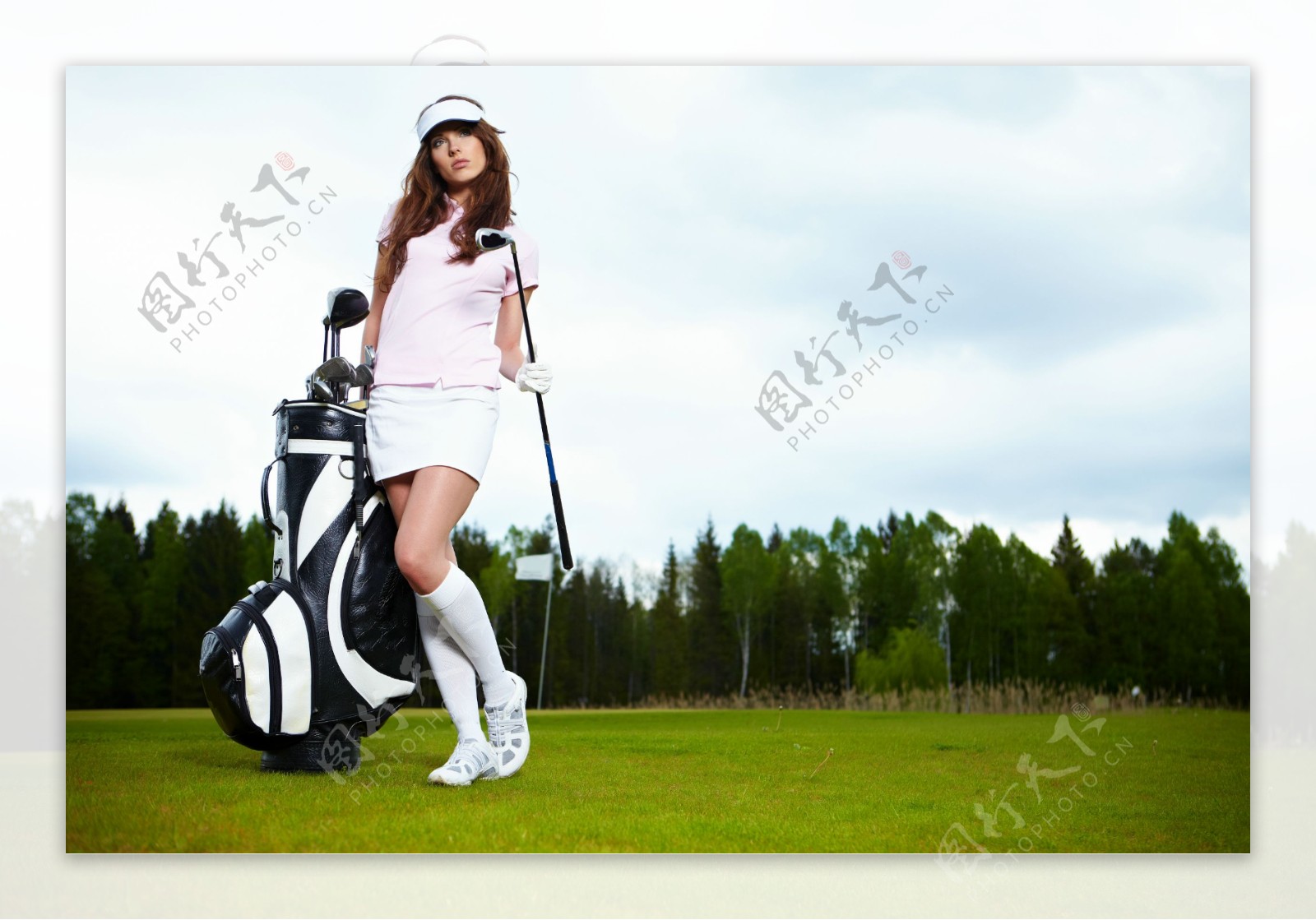 打高尔夫球的美女图片
