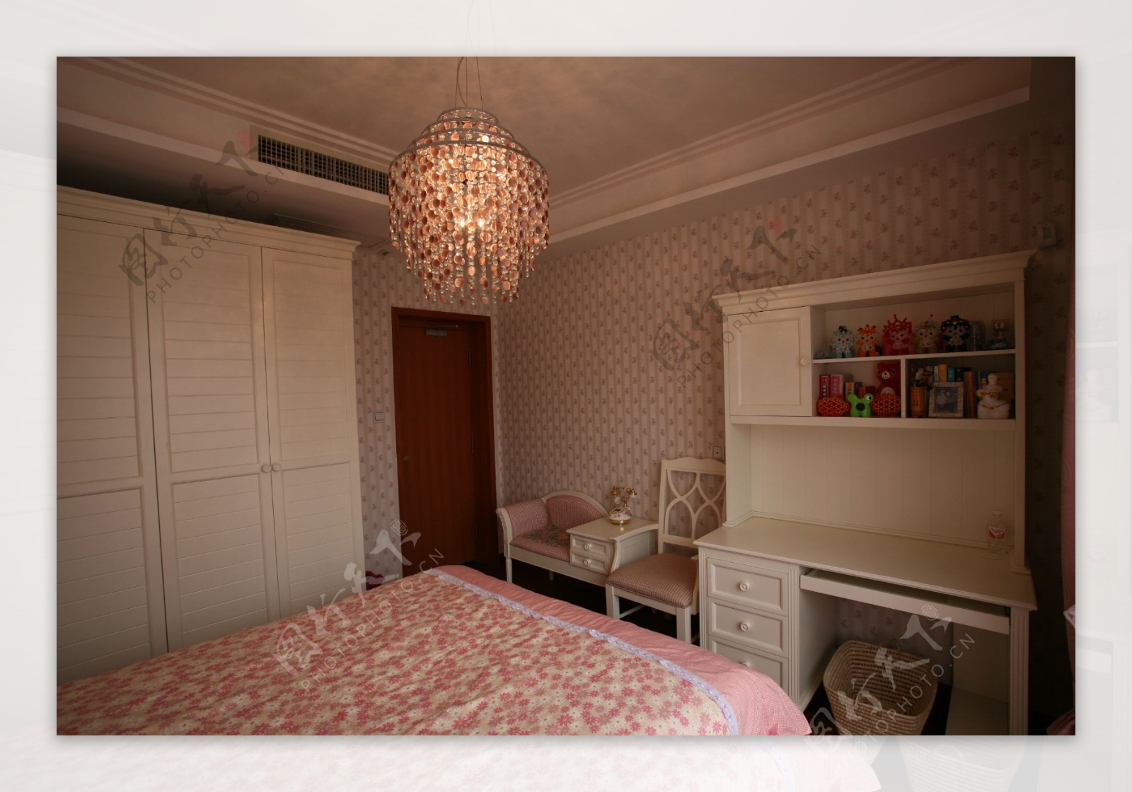 粉色卧室大灯设计图