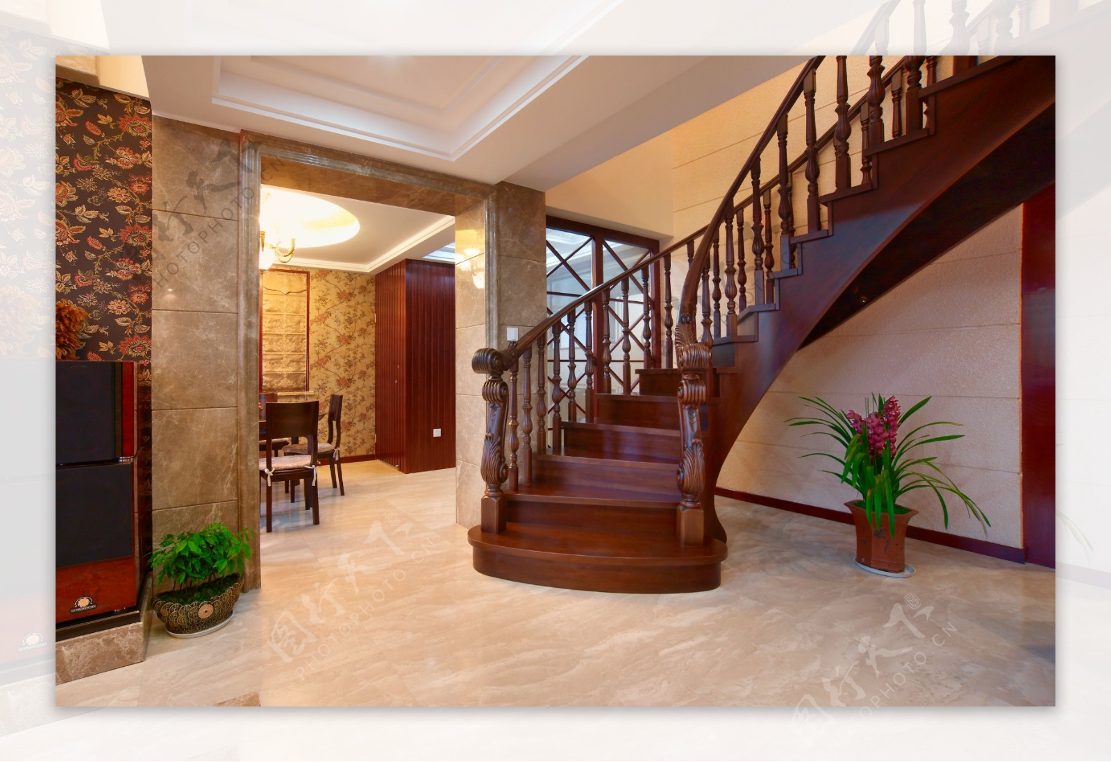 美式古典别墅楼梯间装修效果图