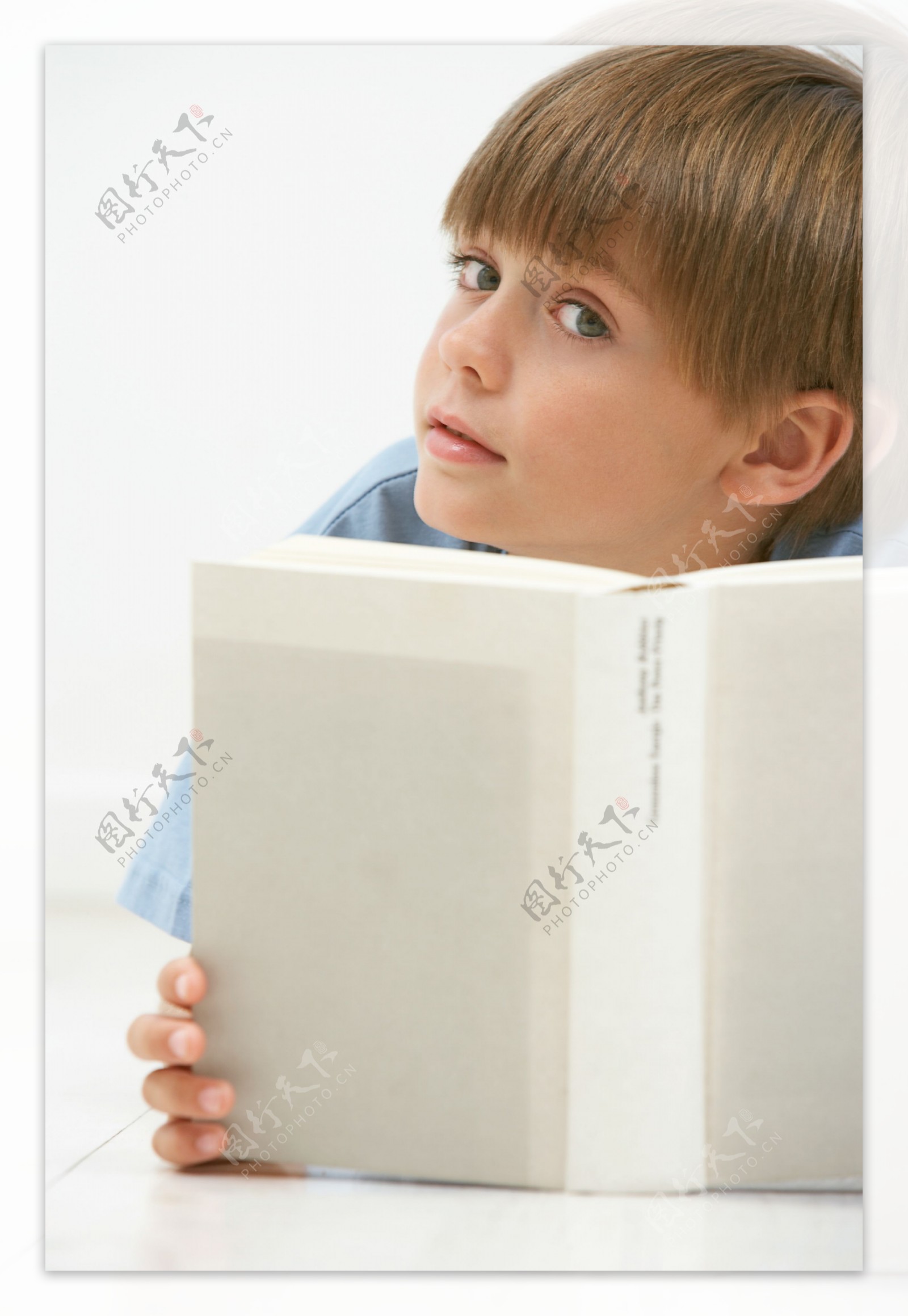 看书的小男孩图片