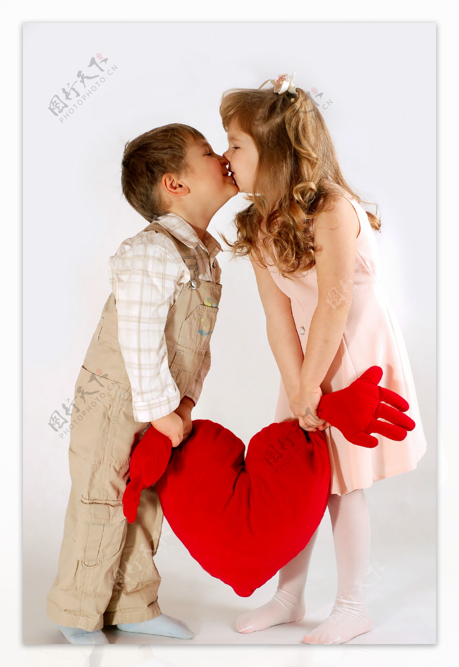 亲吻的儿童情侣图片