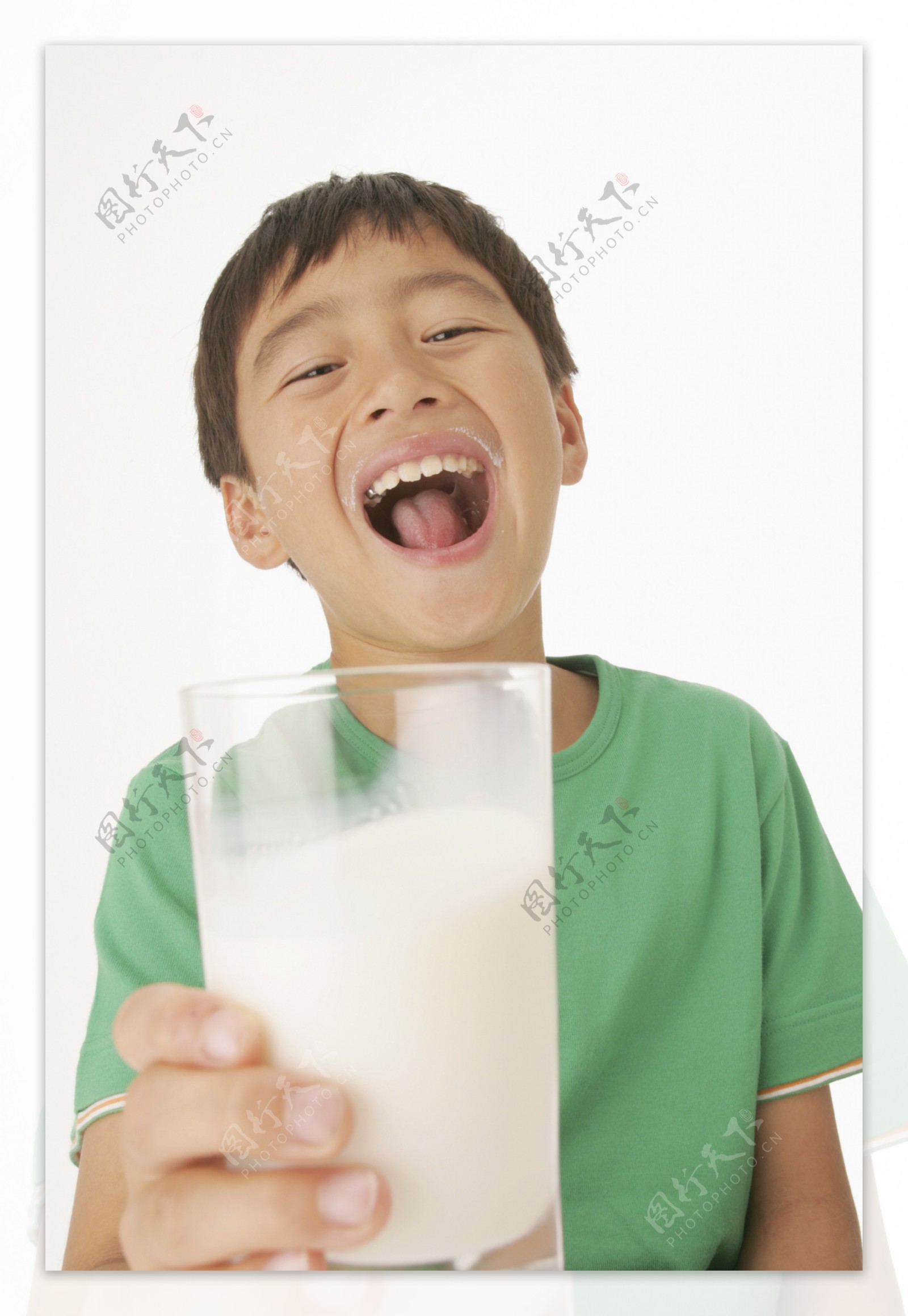 喝牛奶的儿童图片