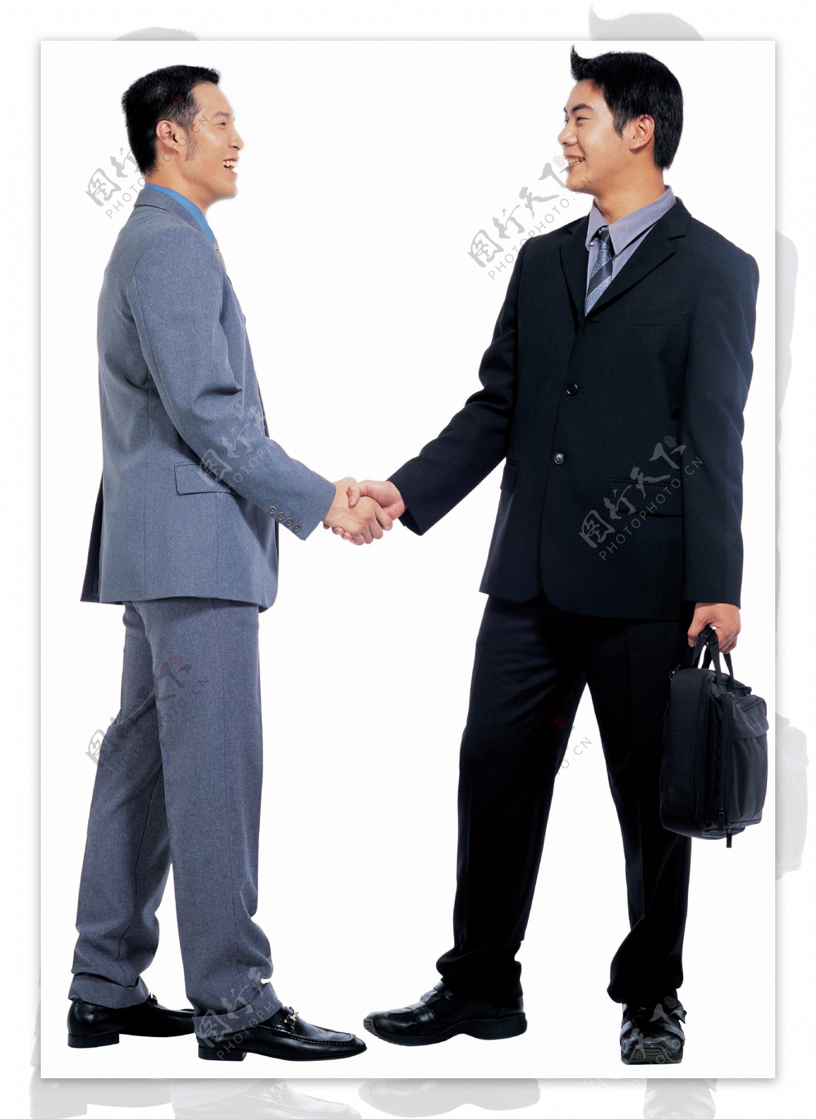 握手的两个男人图片
