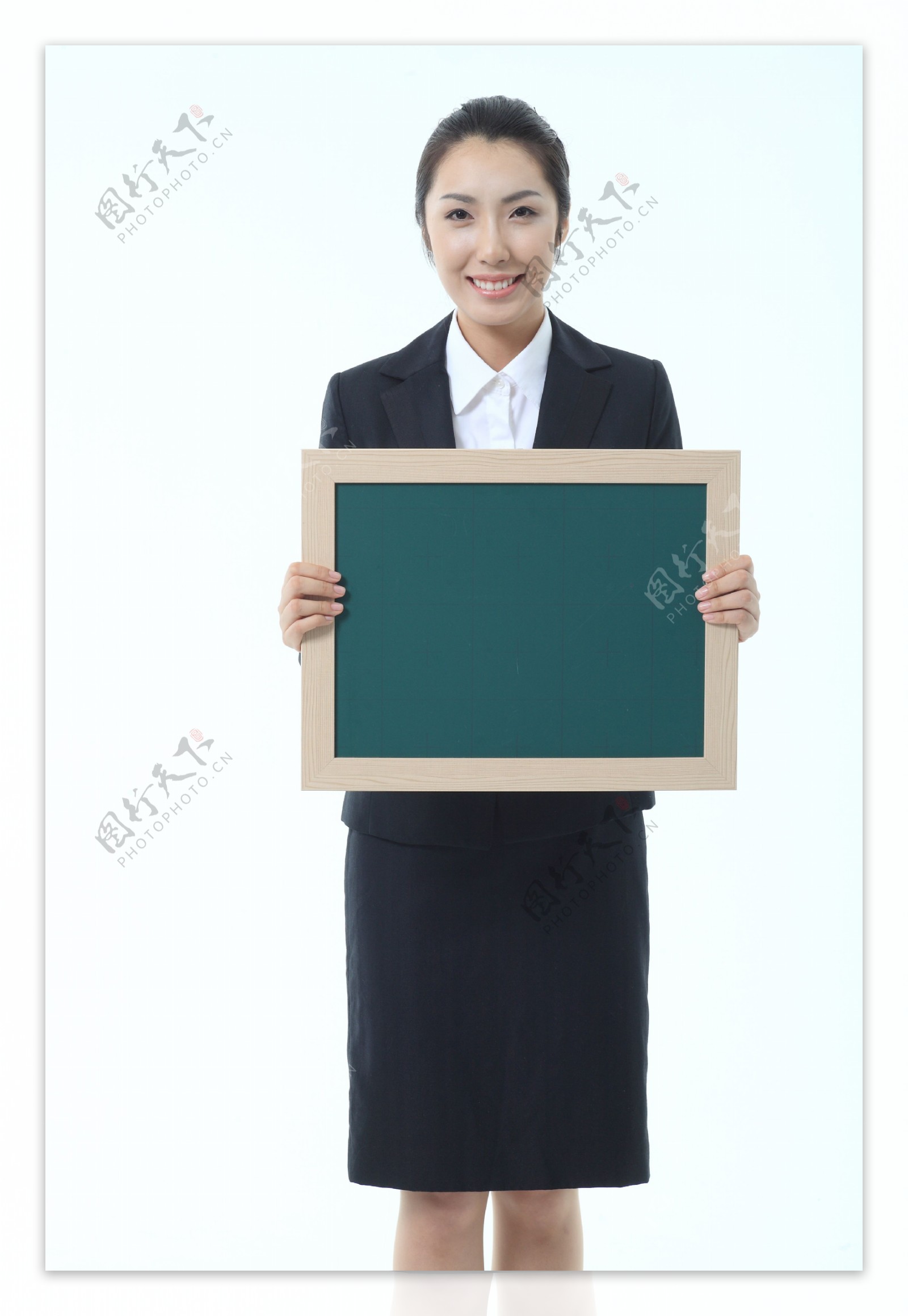 拿着写字板的职业女性图片图片