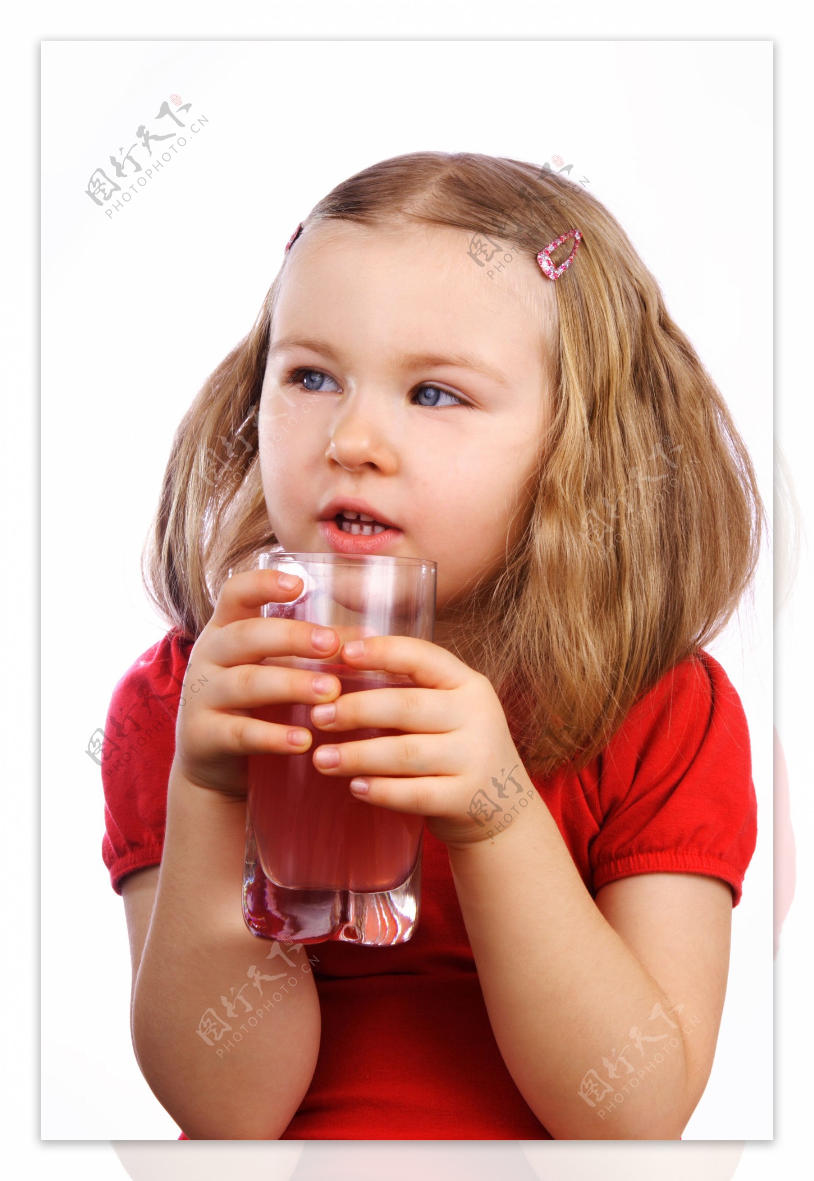喝水的外国女孩图片