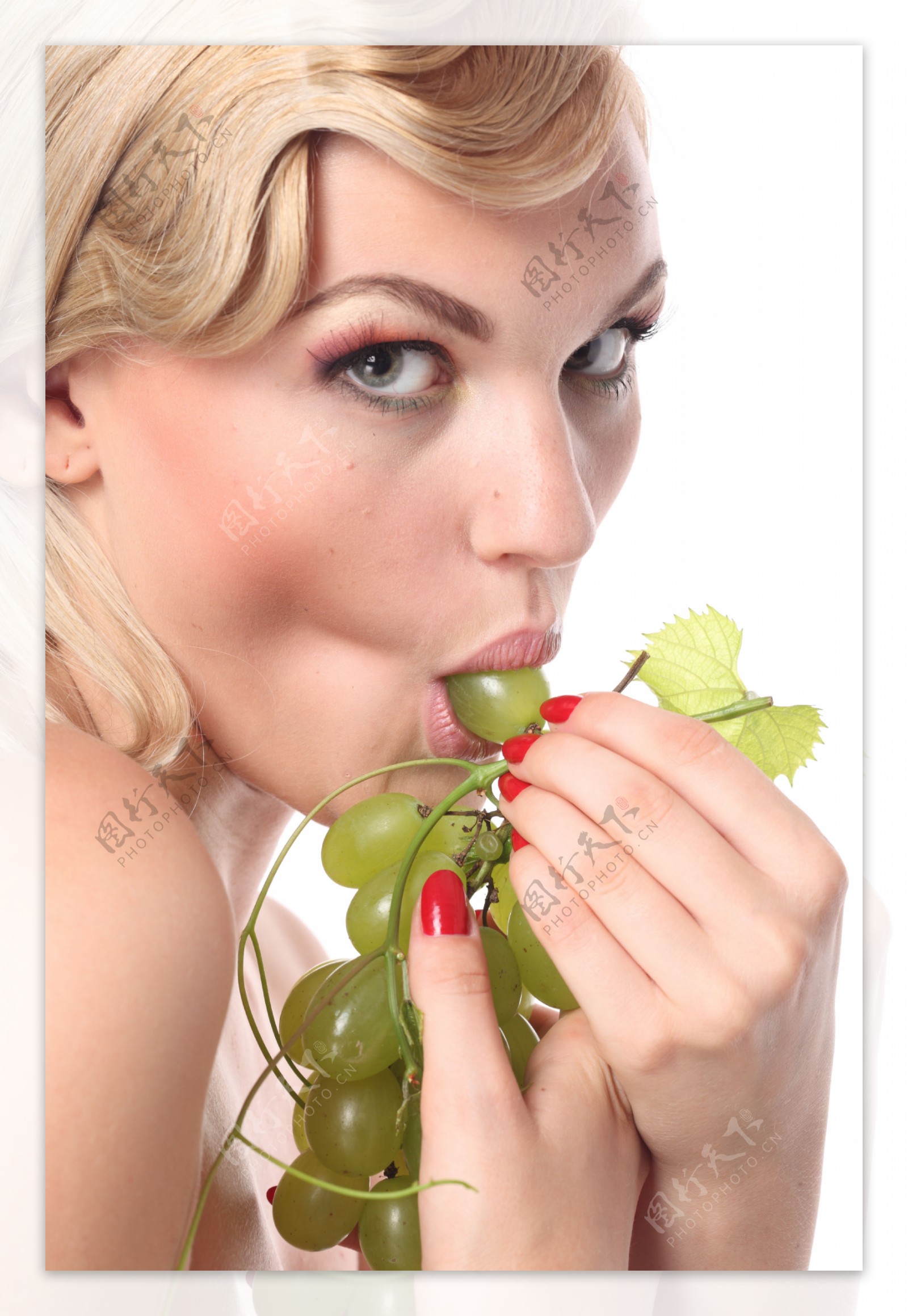 吃葡萄的女人图片