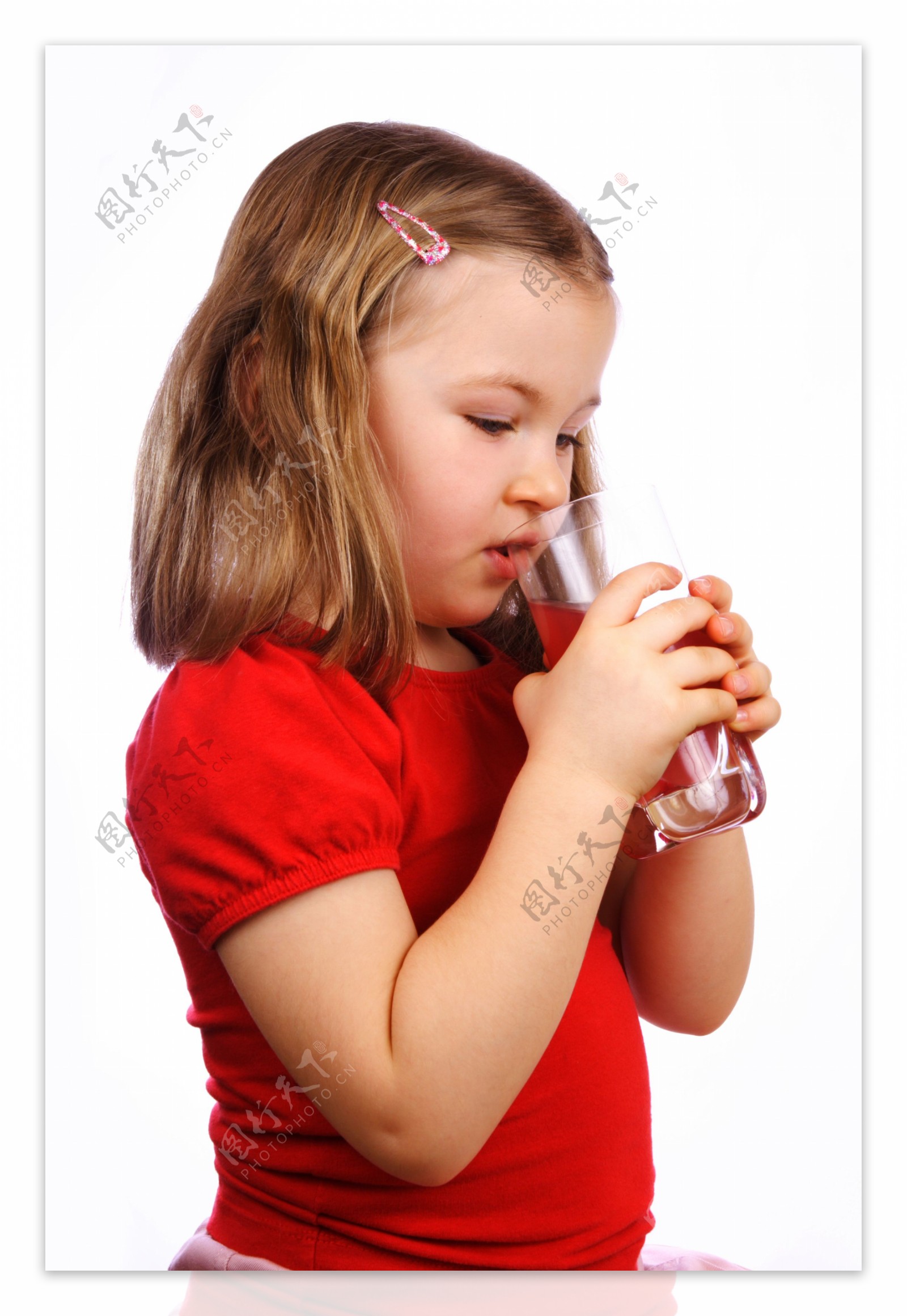喝水的小女孩图片