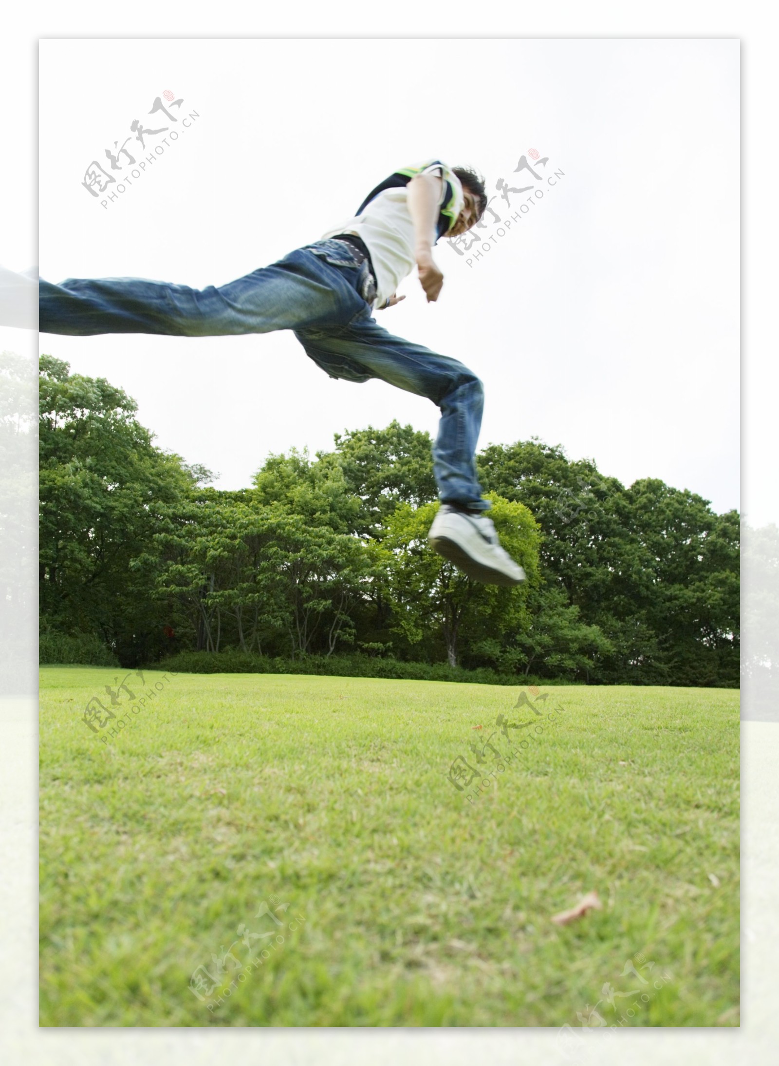 奔跑跳跃的青年男生图片