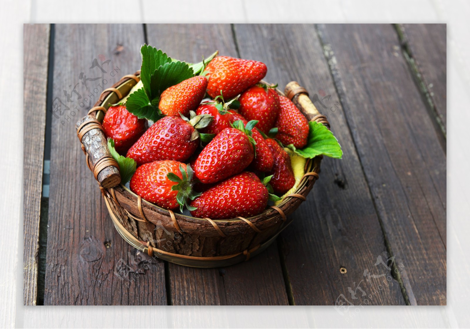 木盆里的草莓图片