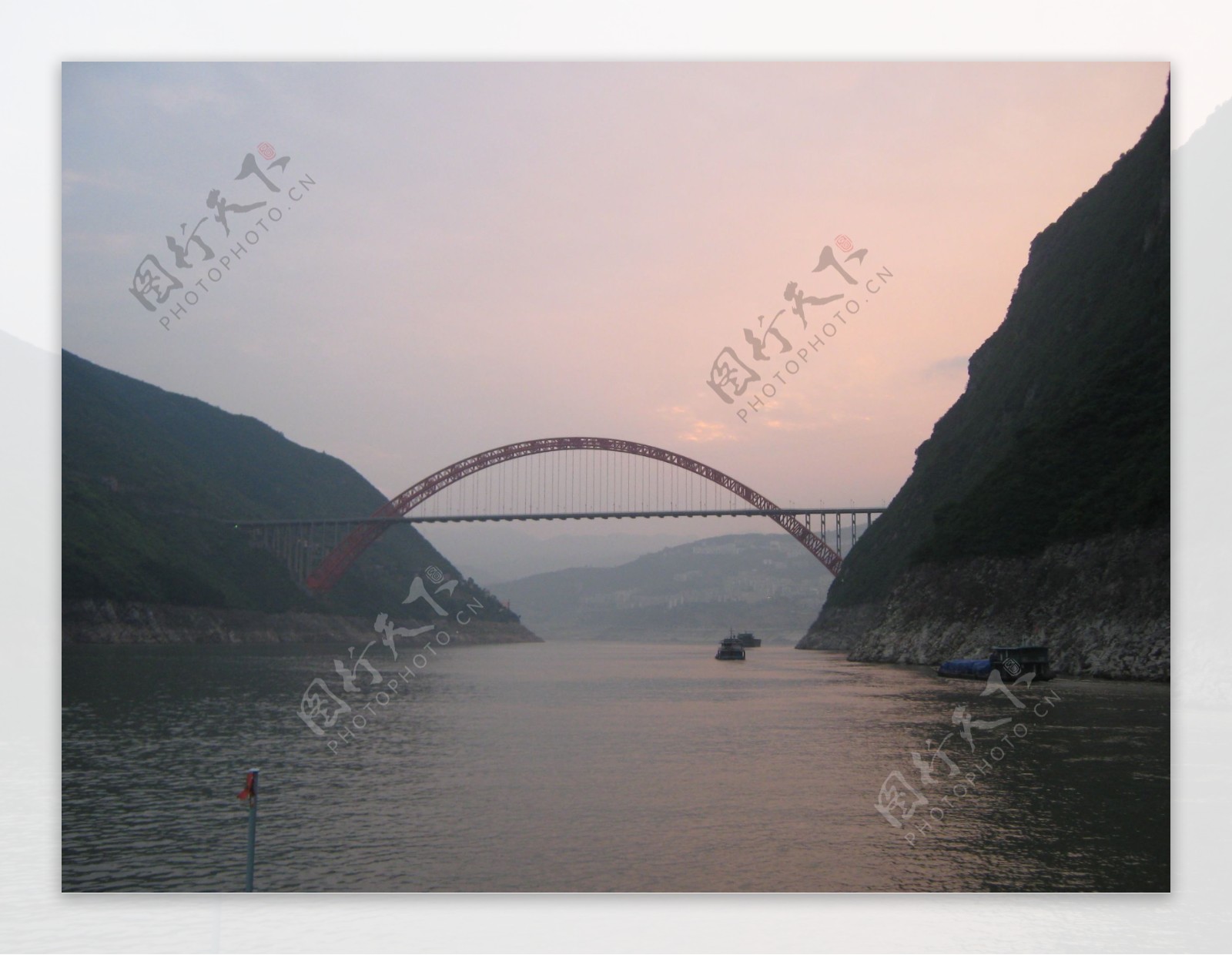 夕阳下的巫山长江大桥图片